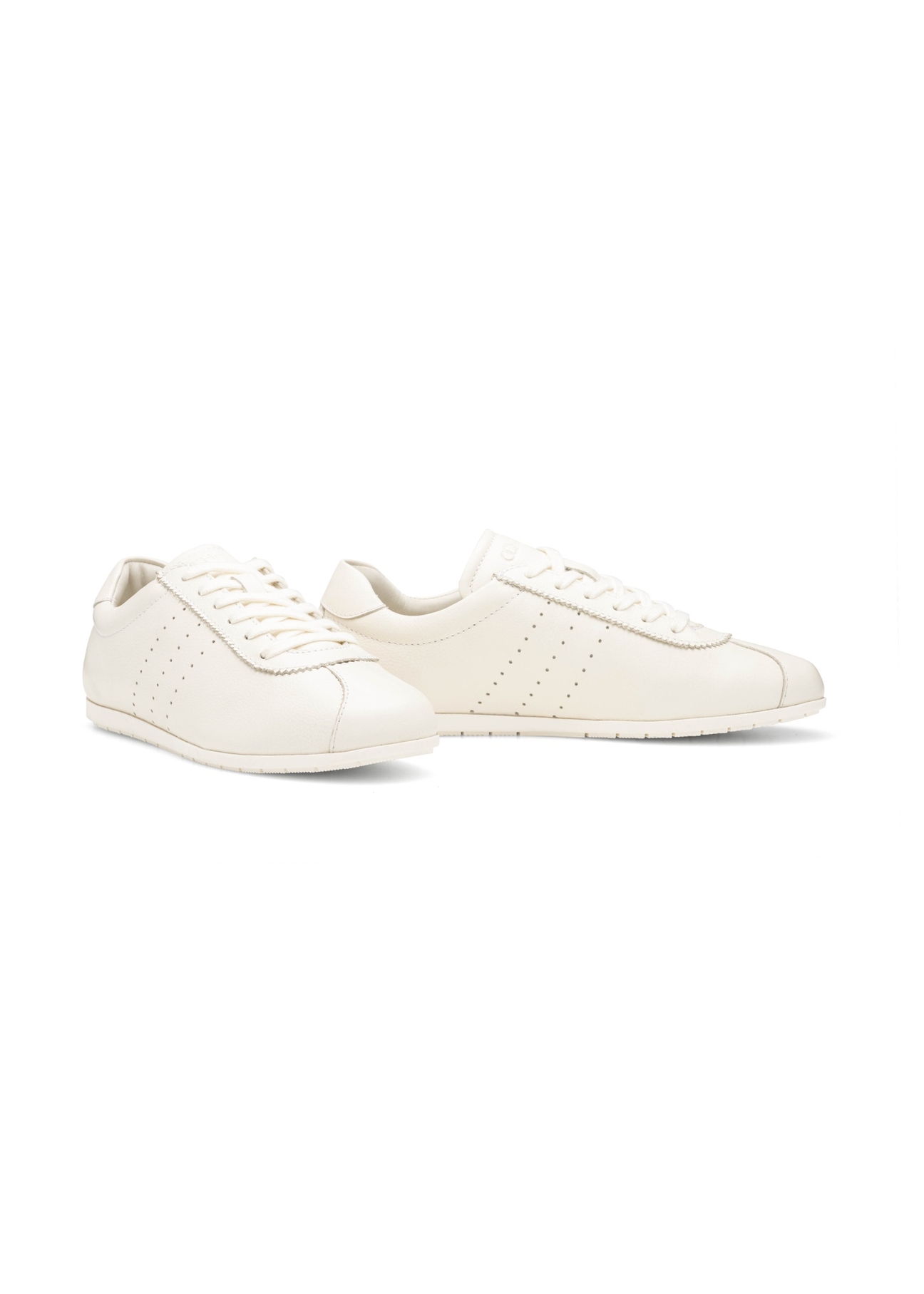Kremowe skórzane buty damskie BUTYD-1261-0B(W26), widok produktu skosem na białym tle.