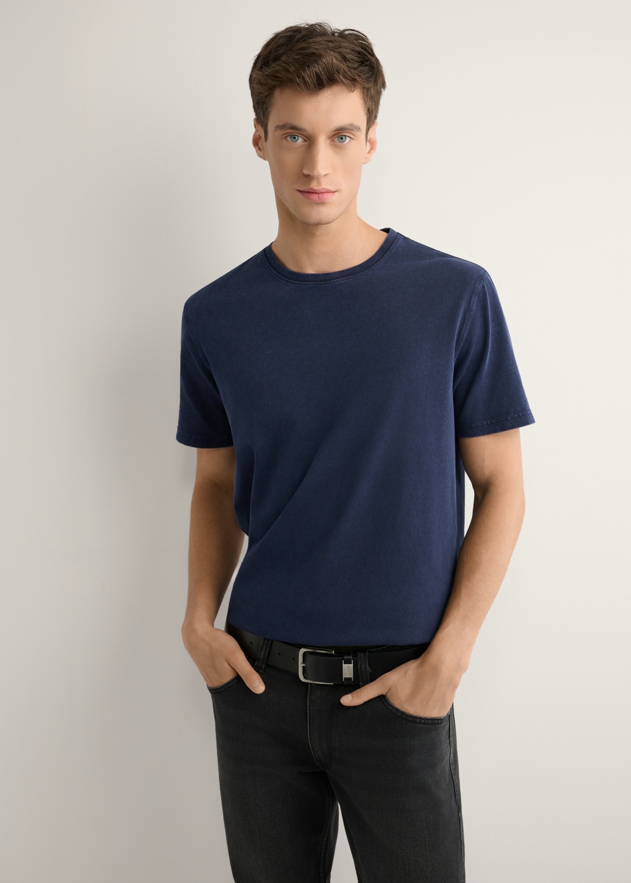 Granatowy bawełniany T-shirt męski TSHMT-0140-7E(W26), widok produktu z przodu na modelu. Widoczna połowa sylwetki.