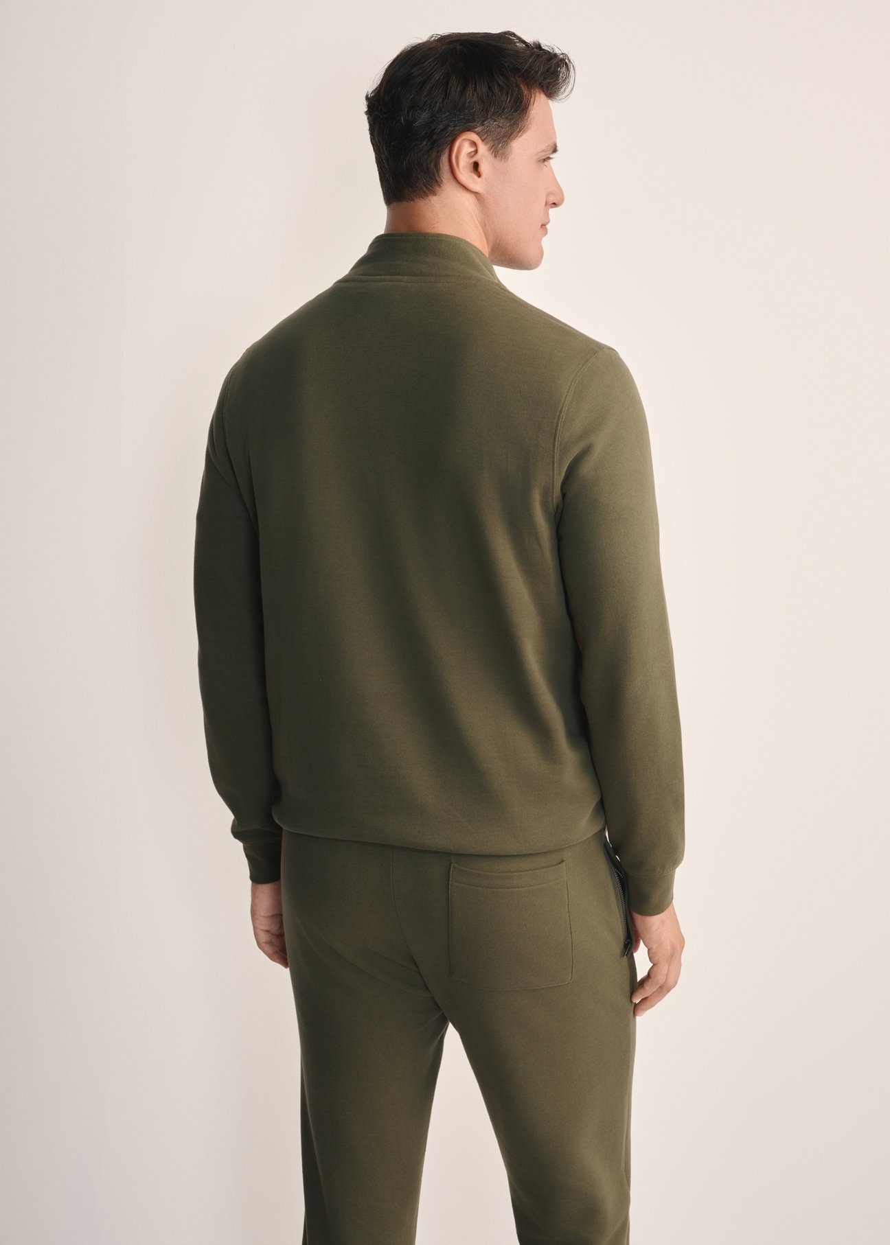 Bluza męska bez kaptura w kolorze khaki BLZMT-0067-55(Z25), widok produktu z tyłu na modelu. Widoczna połowa sylwetki.