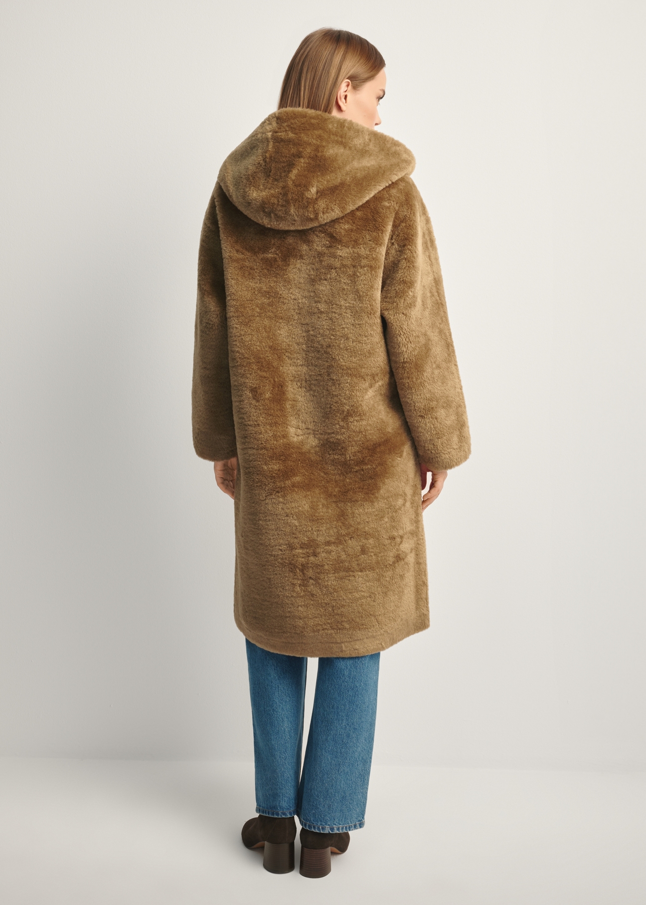Futro damskie w kolorze khaki FUTDP-0070-55(Z25), widok produktu tyłem na modelce, widoczna cała sylwetka.