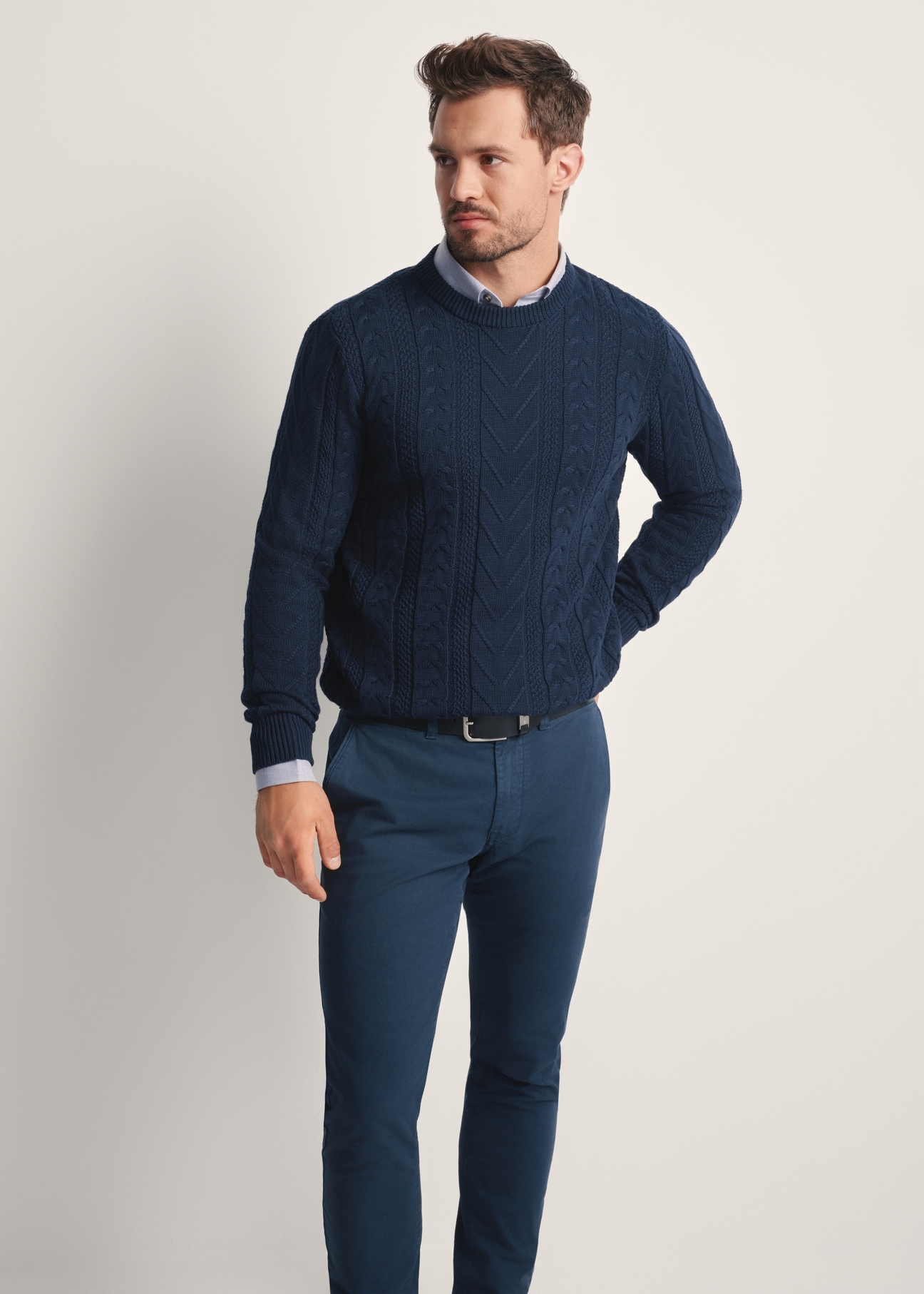 Granatowy sweter męski SWEMT-0179-68(Z25), widok produktu z przodu na modelu. Widoczna połowa sylwetki.