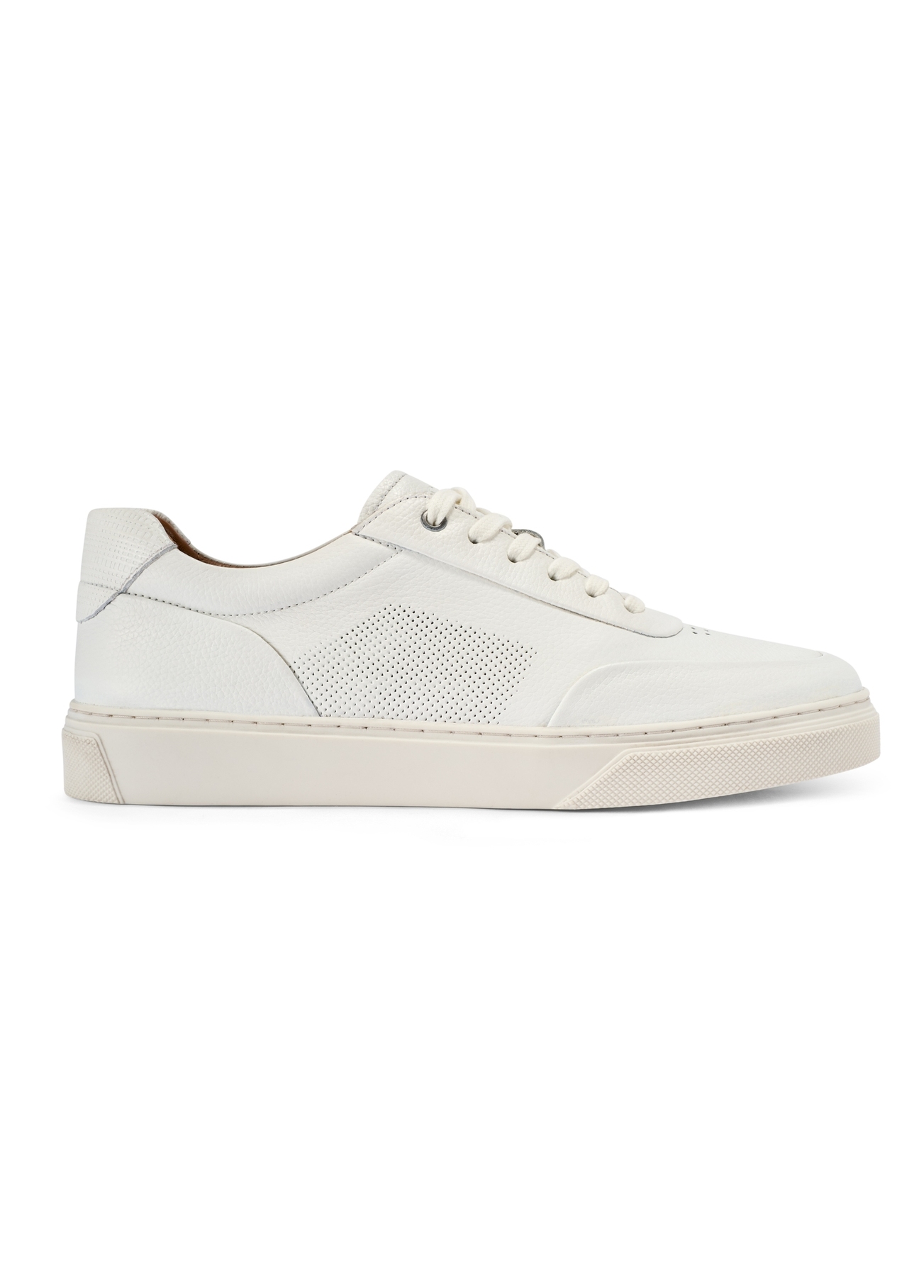 Skórzane sneakersy męskie w kolorze białym BUTYM-0484-0B(W26), widok produktu od boku na białym tle.