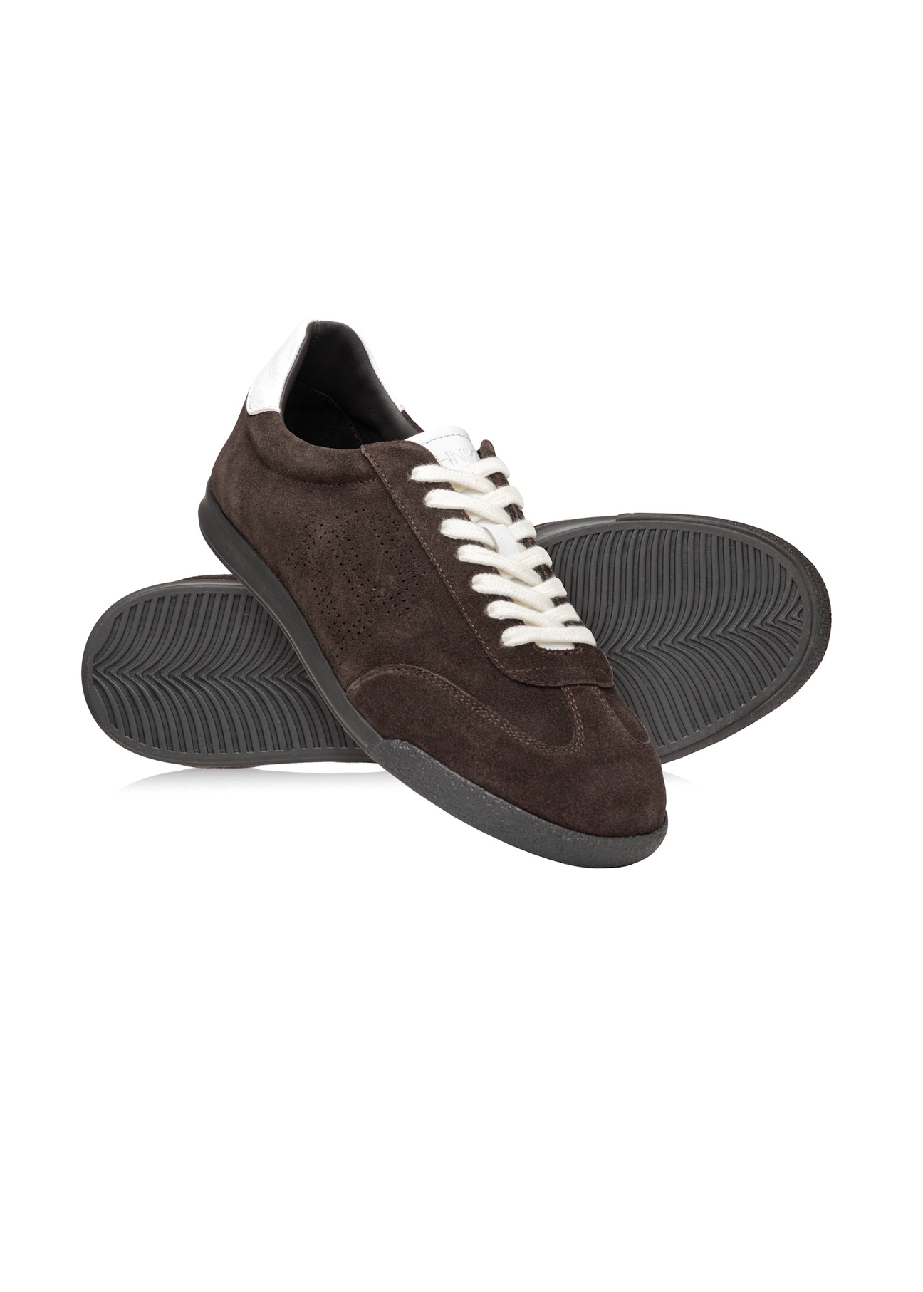 Ciemnobrązowe skórzane buty sportowe BUTYM-0534-1I(W26), widok produktu skosem na białym tle.