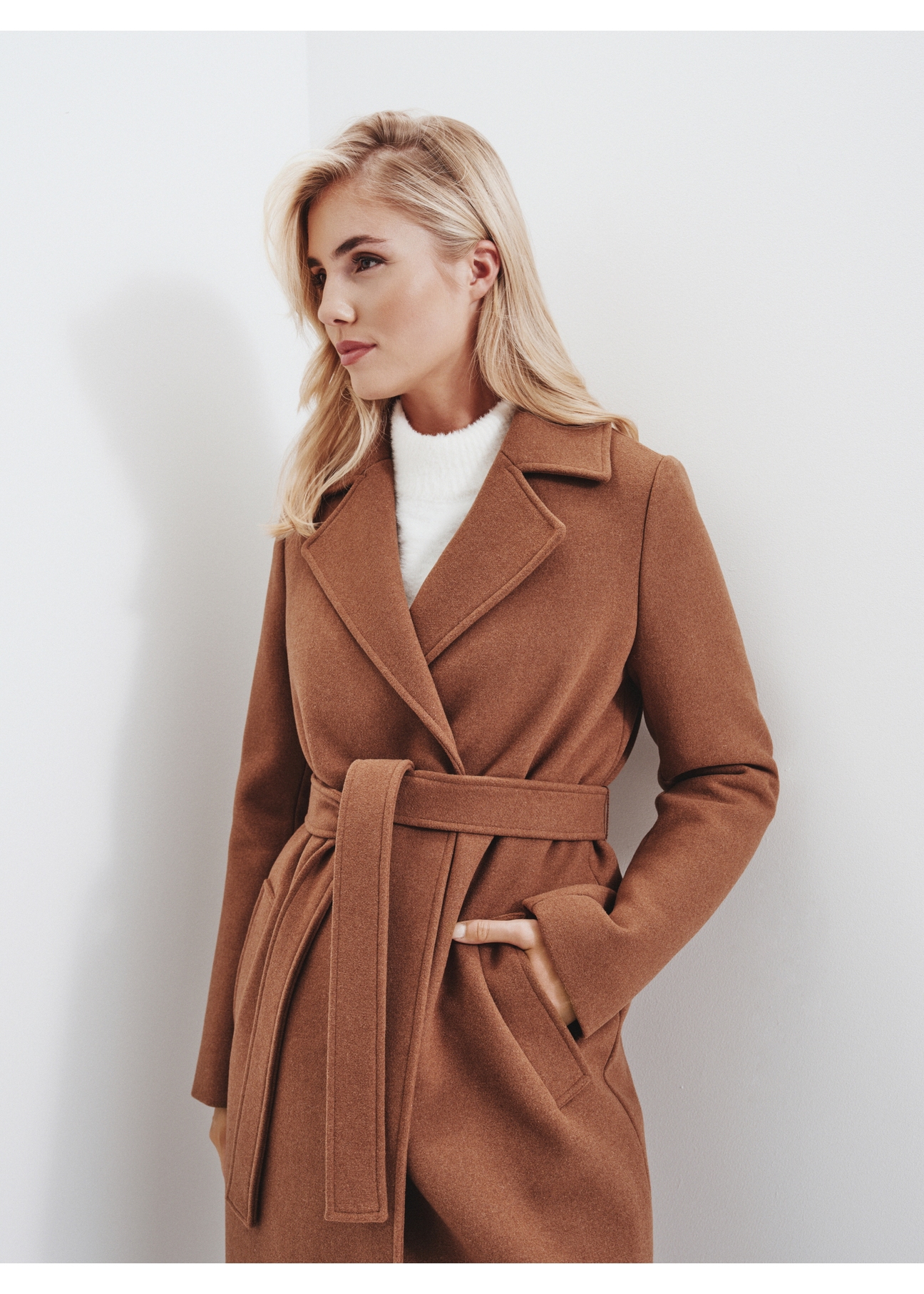 Długi płaszcz damski w kolorze camel PLADT-0048-24(Z23)-02