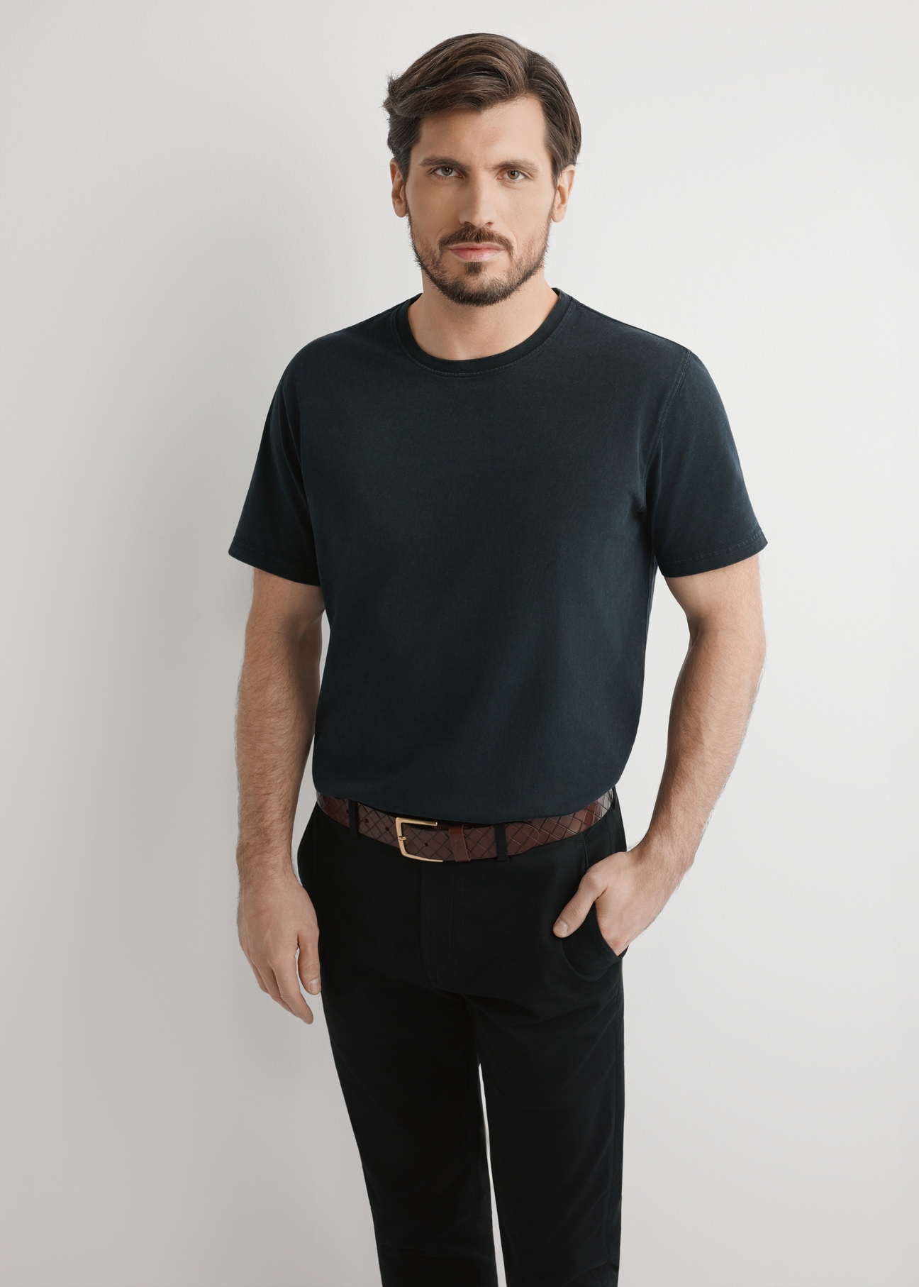 Czarny bawełniany T-shirt męski TSHMT-0140-99(W26), widok produktu z przodu na modelu. Widoczna połowa sylwetki.