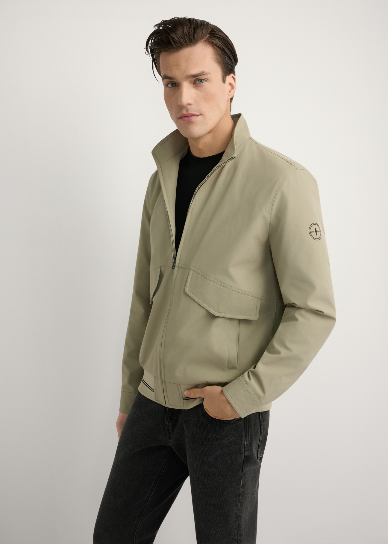 Kurtka męska przejściowa w kolorze khaki KURMT-0418-1B(W26), widok produktu z przodu na modelu. Widoczna połowa sylwetki.