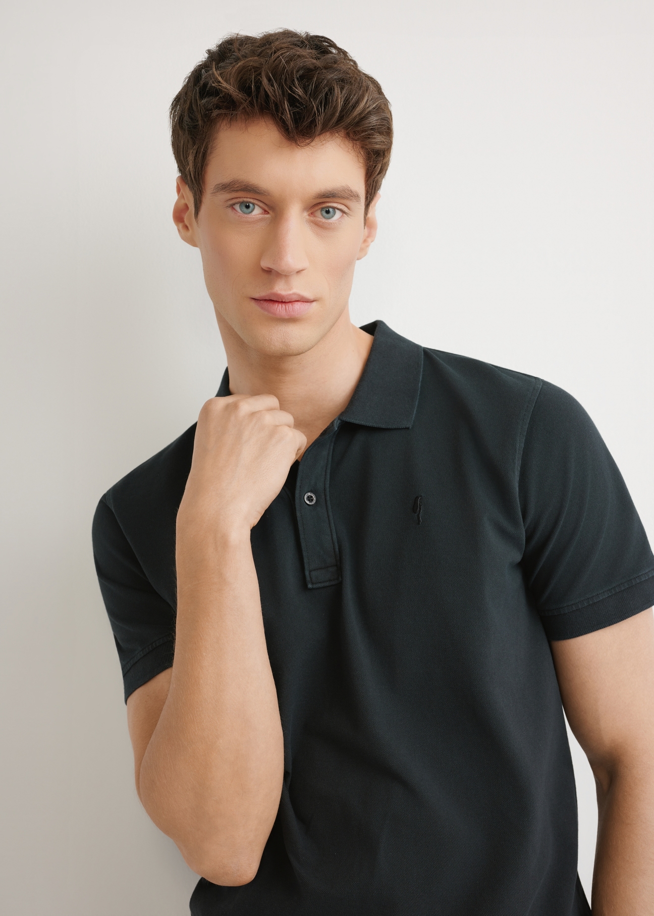 Męska koszulka polo w kolorze czarnym POLMT-0055A-99(W26), zbliżenie na produkt z przodu na sylwetce modela.