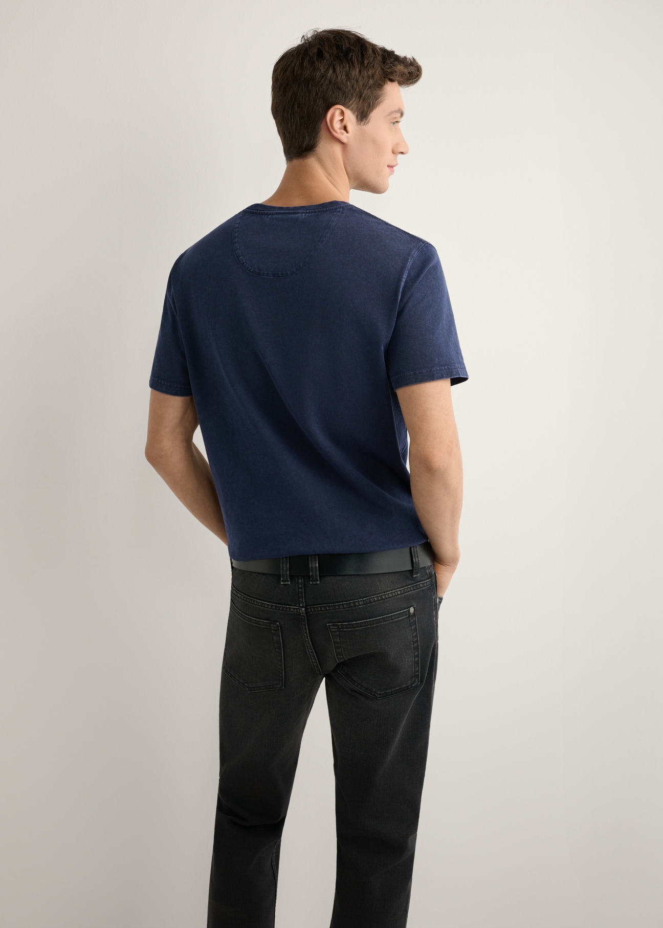 Granatowy bawełniany T-shirt męski TSHMT-0140-7E(W26), widok produktu z tyłu na modelu. Widoczna połowa sylwetki.