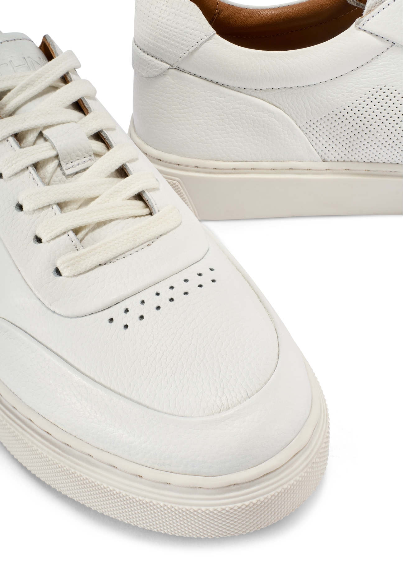 Skórzane sneakersy męskie w kolorze białym BUTYM-0484-0B(W26), zbliżenie na detal produktu, widok na białym tle.