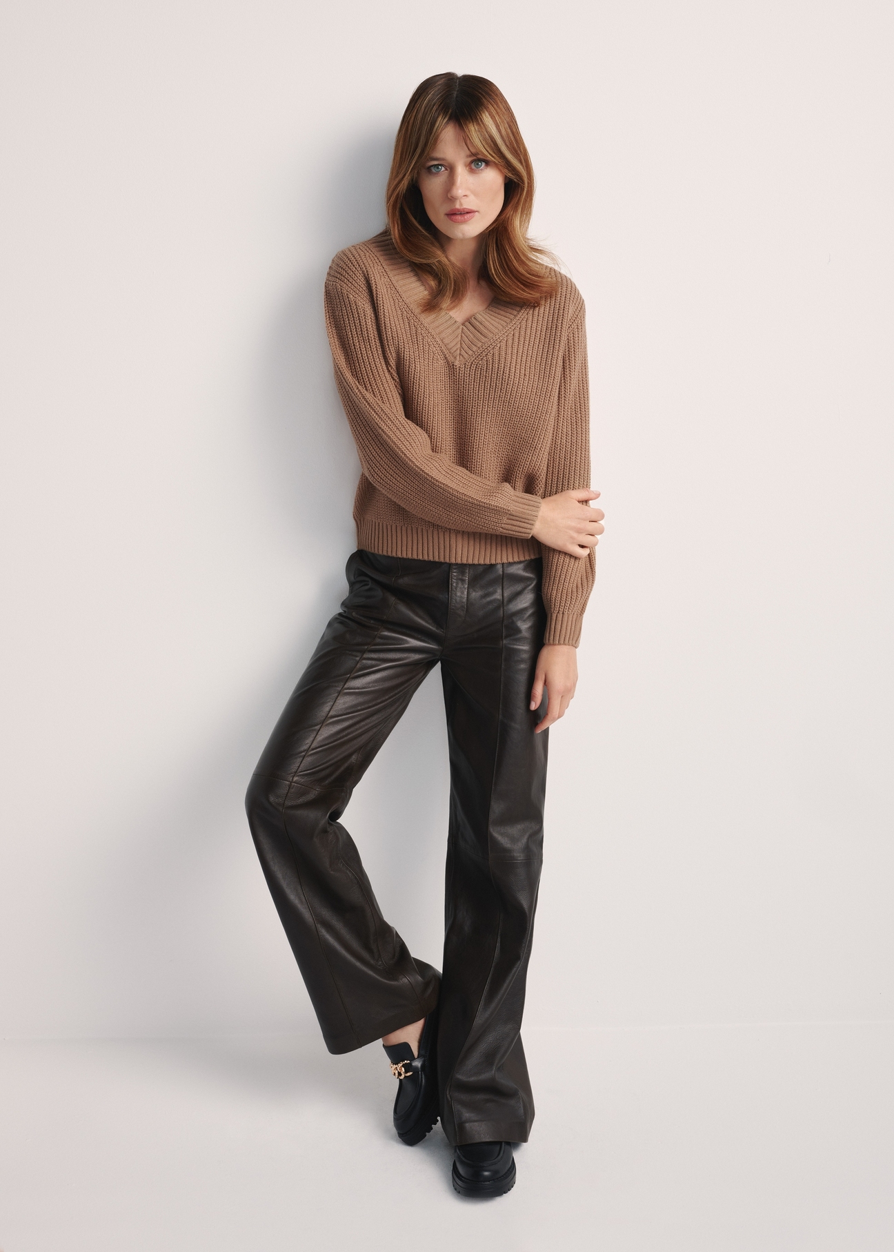 Camelowy sweter dekolt V damski SWEDT-0162-83(Z24), widok produktu od przodu na modelce, widoczna cała sylwetka.