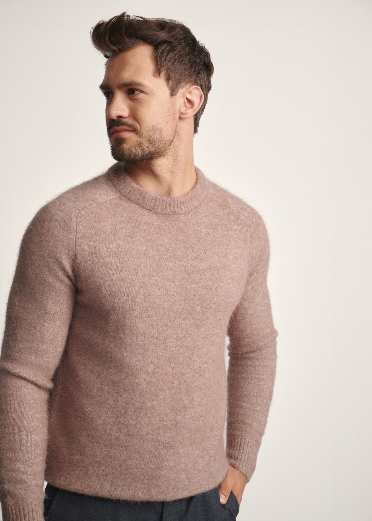 Camelowy sweter męski z wełną SWEMT-0171-24(Z25), zbliżenie na produkt na modelu. Widoczna połowa sylwetki.