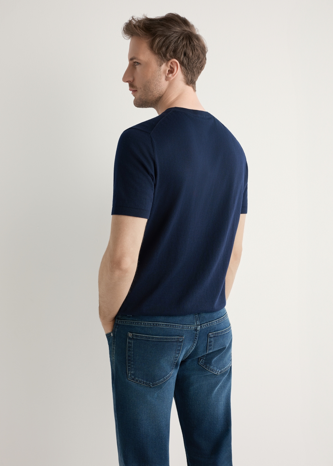 Granatowy T-shirt męski z jedwabiem TSHMT-0138-7E(W26), widok produktu od tyłu na modelu, widoczna połowa sylwetki.