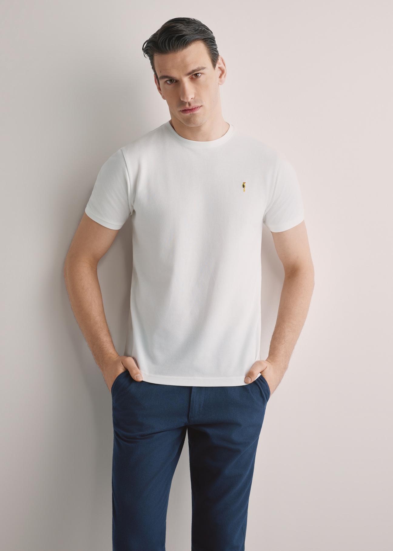 Kremowy bawełniany t-shirt męski TSHMT-0136-0B(W26), widok produktu z przodu na modelu. Widoczna połowa sylwetki.