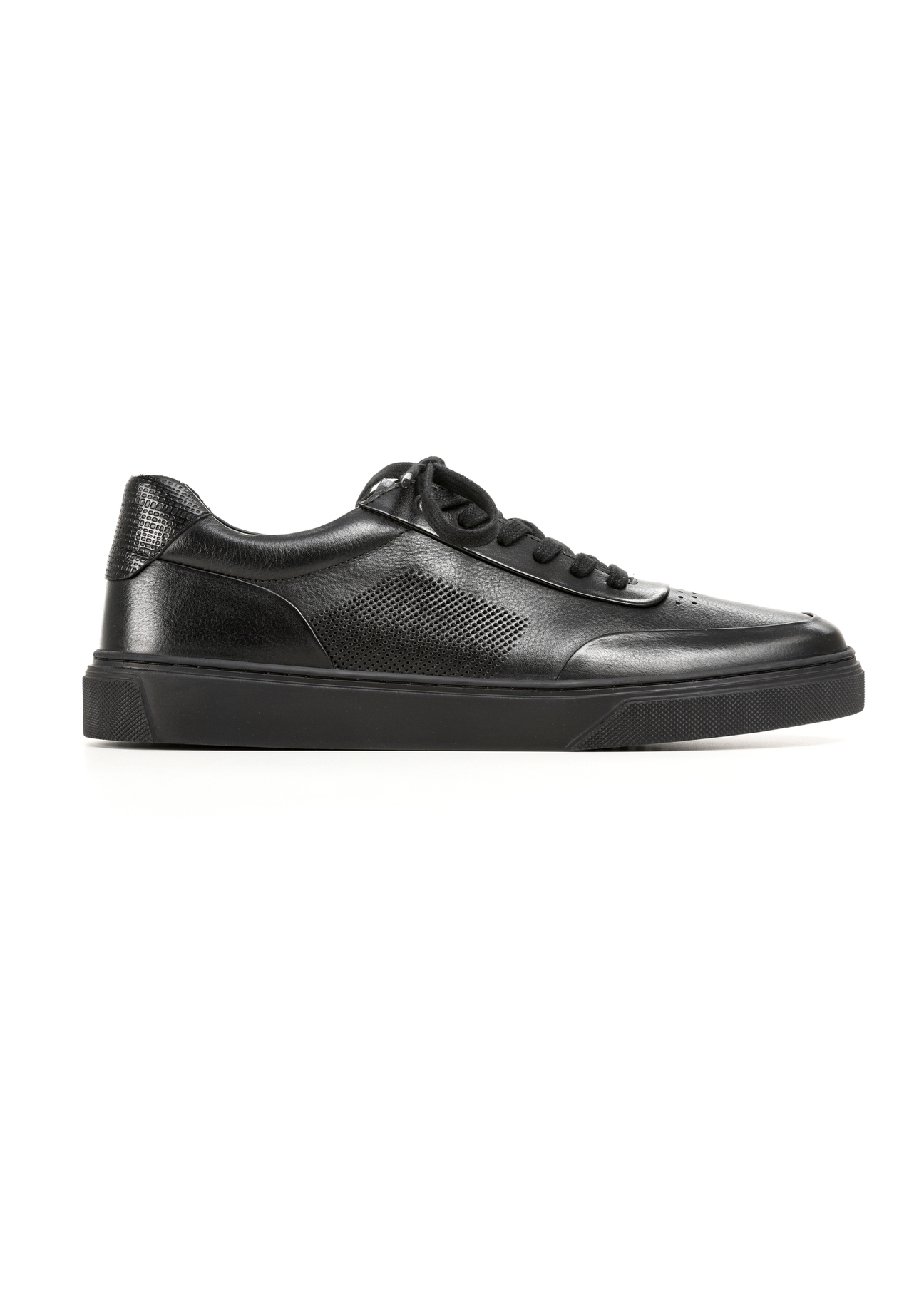 Czarne skórzane sportowe buty męskie BUTYM-0484-99(W25), widok produktu z boku na białym tle.