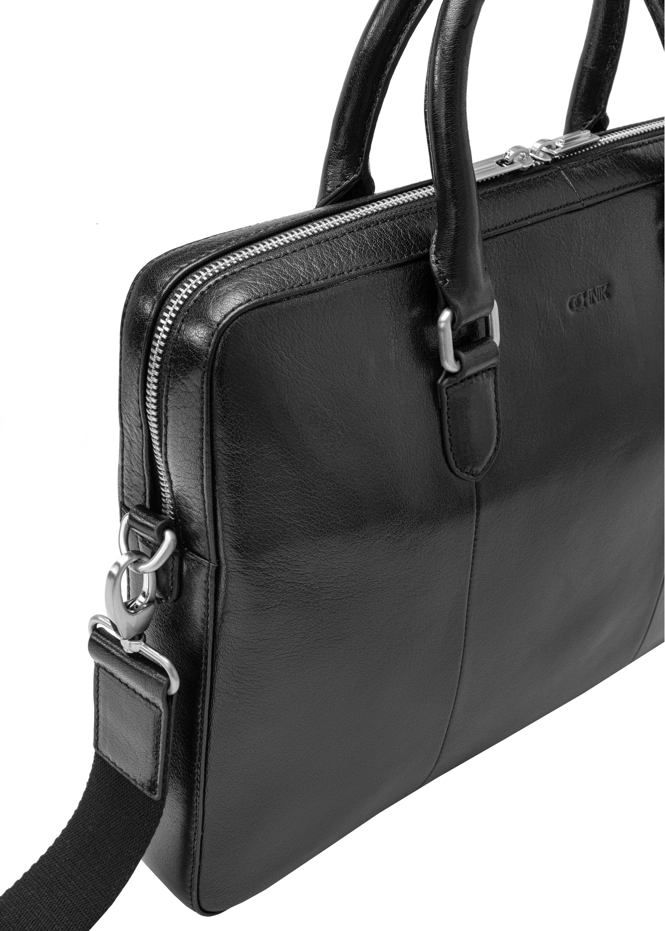 Czarna skórzana męska torba na laptopa TORMS-0506-99(W26) - zbliżenie na detal, na białym tle. 