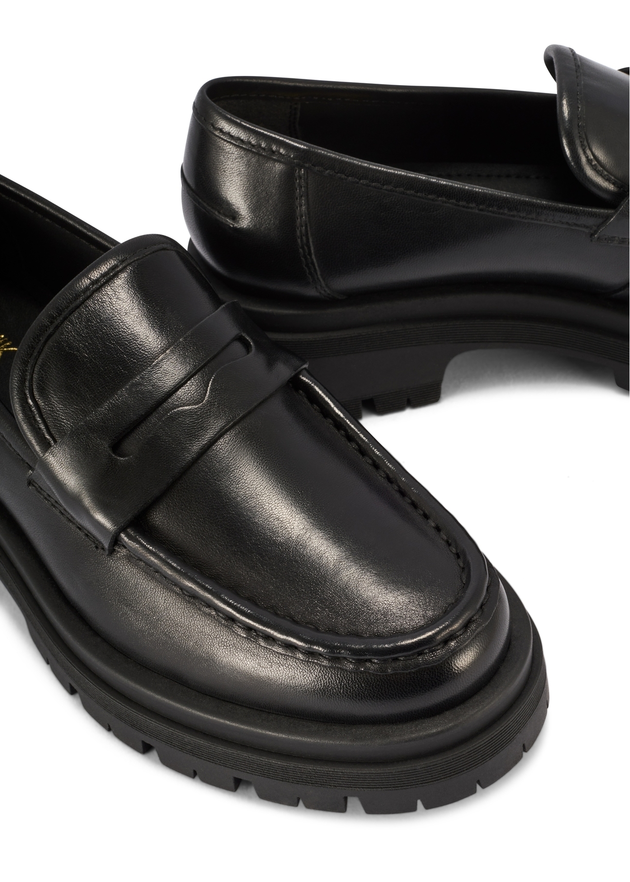 Czarne skórzane loafersy damskie BUTYD-1069-99(W26) - zbliżenie na detal, na białym tle.