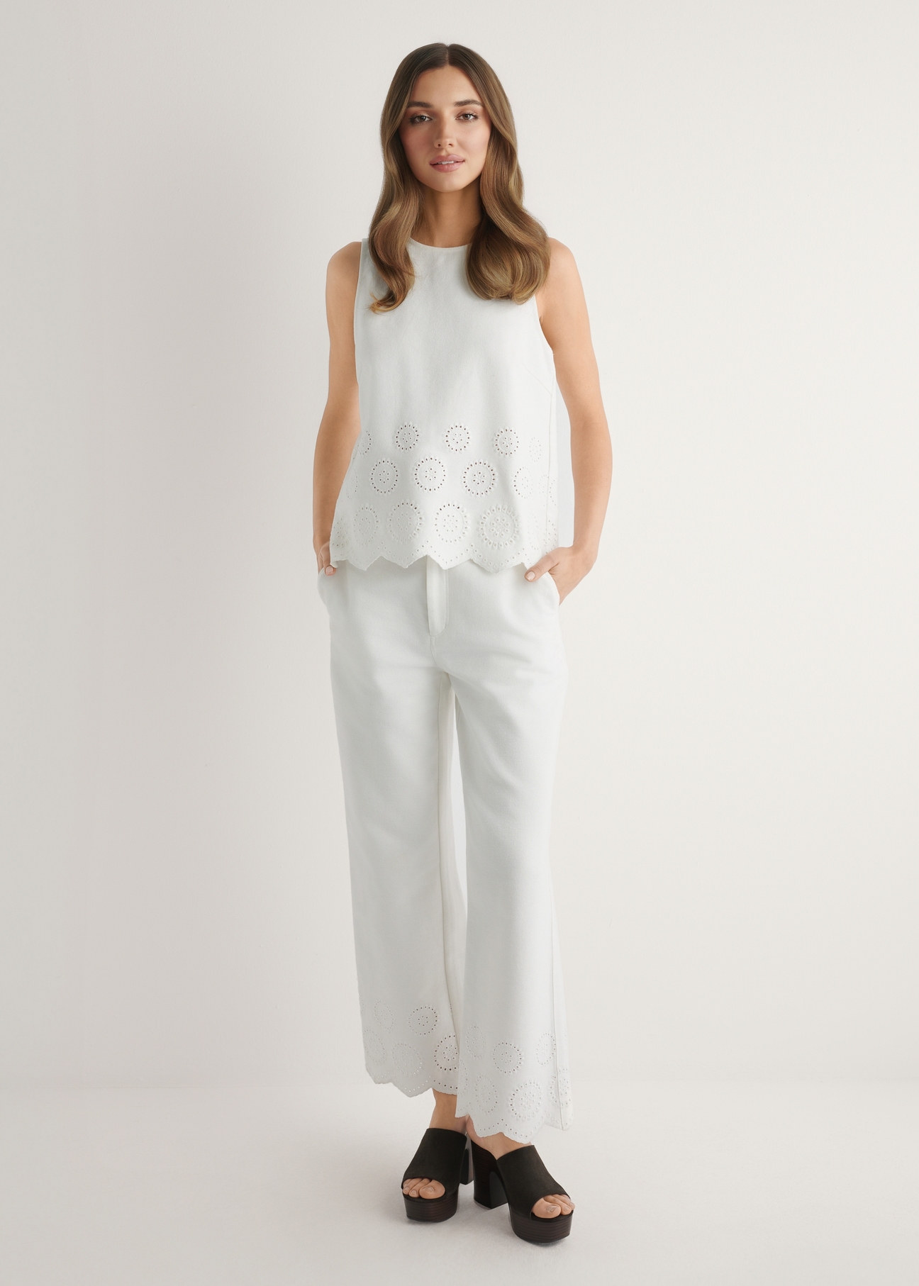 Białe spodnie damskie wide leg SPODT-0122-0B(W26), widok produktu z przodu na modelce. Widoczna cała sylwetka.