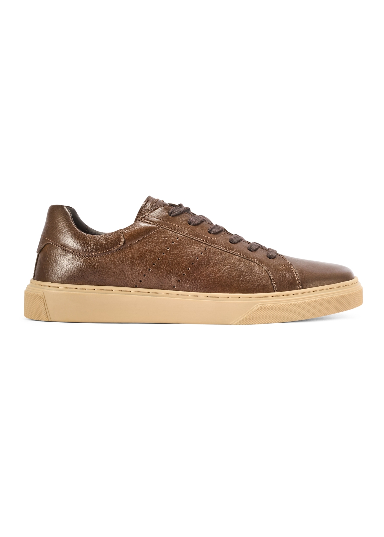 Ciemnobrązowe skórzane sneakersy męskie BUTYM-0486-1I(W26) - widok produktu z boku, na białym tle. 