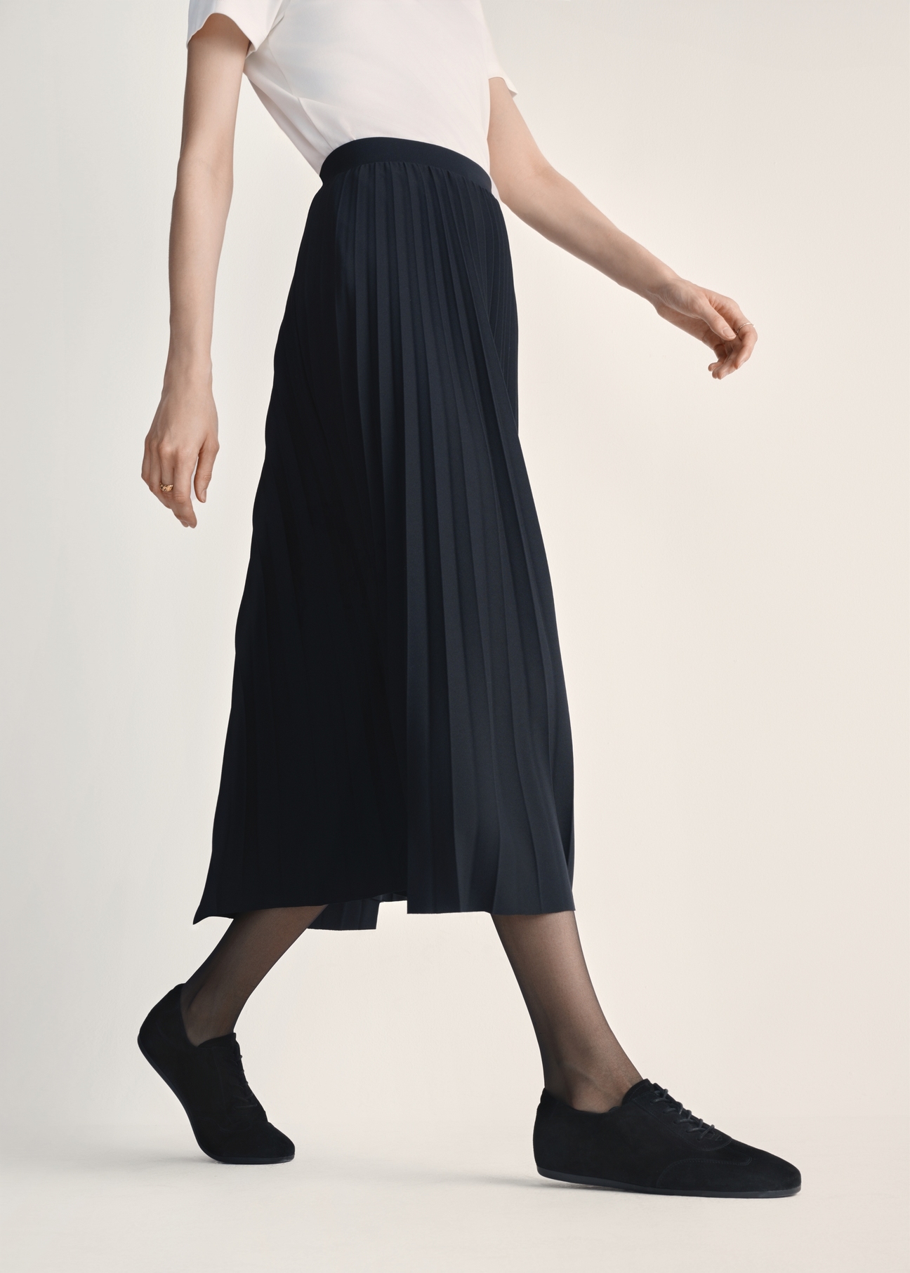Skórzane buty damskie w kolorze czarnym BUTYD-1215-99(Z25), widok produktu na stopach modelki na jasnym tle.