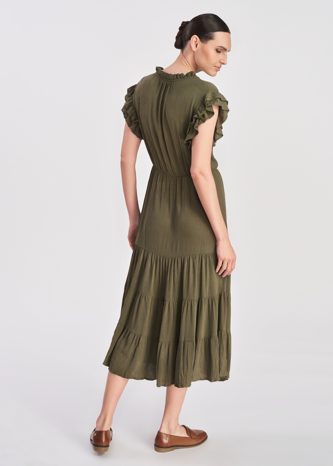 Długa sukienka w kolorze khaki SUKDT-0187-54(W25), widok produktu na modelce. Widoczna cała sylwetka.