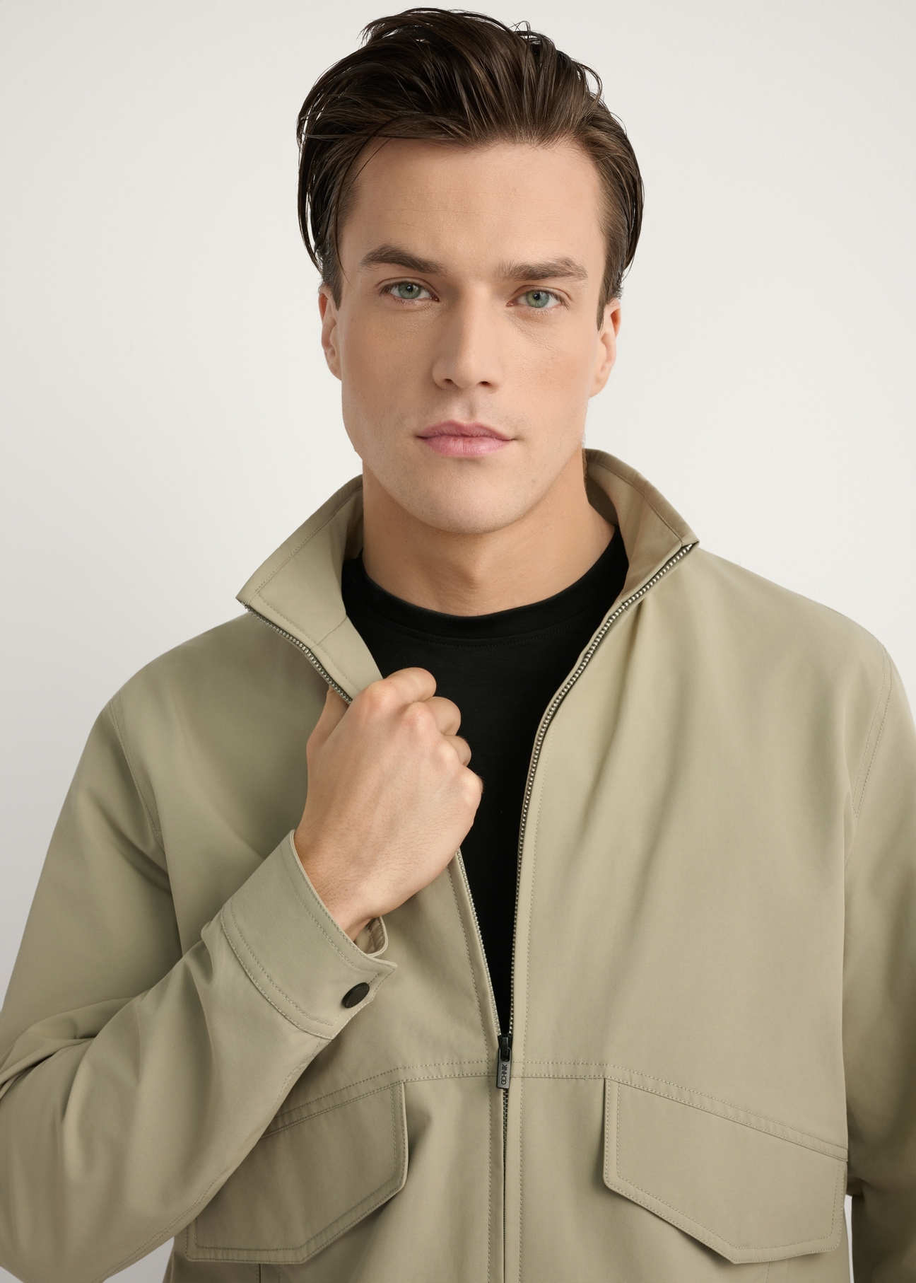 Kurtka męska przejściowa w kolorze khaki KURMT-0418-1B(W26), zbliżenie na produkt na sylwetce modela.