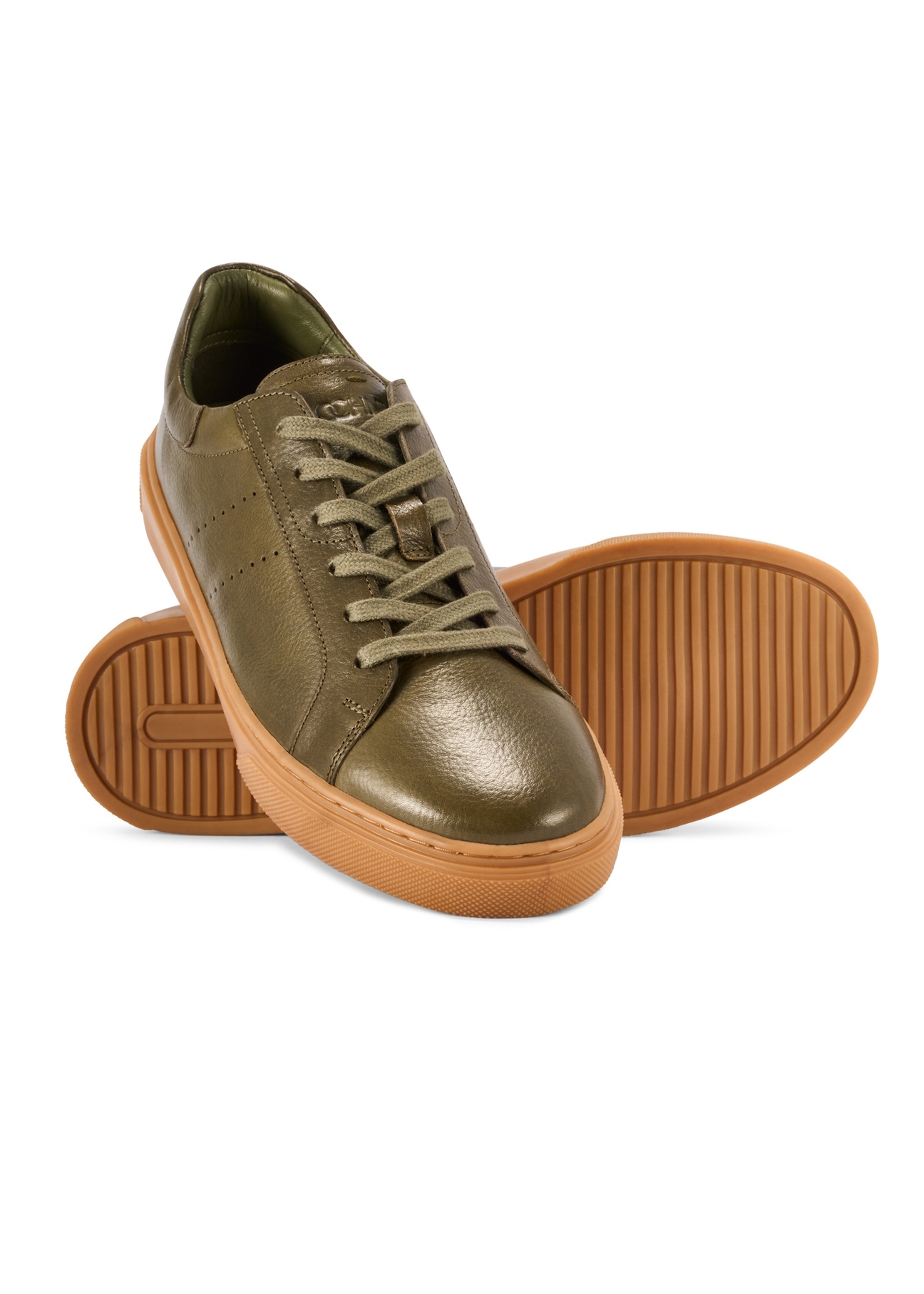 Skórzane sneakersy męskie khaki BUTYM-0486-8D(W26), widok produktu skosem na białym tle.