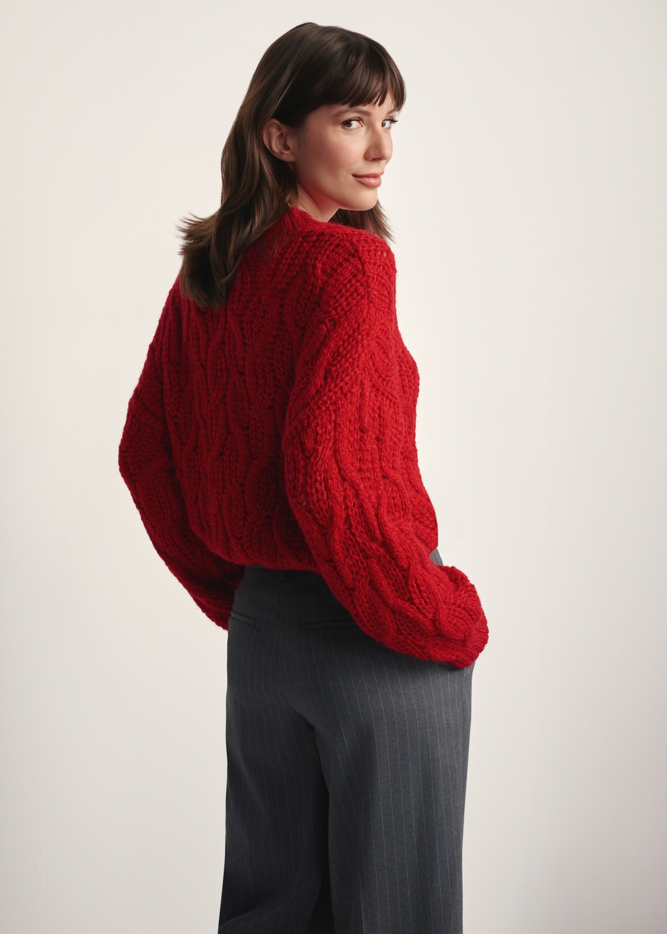 Czerwony sweter damski SWEDT-0236-42(Z25), widok produktu z tyłu na modelce. Widoczna połowa sylwetki.