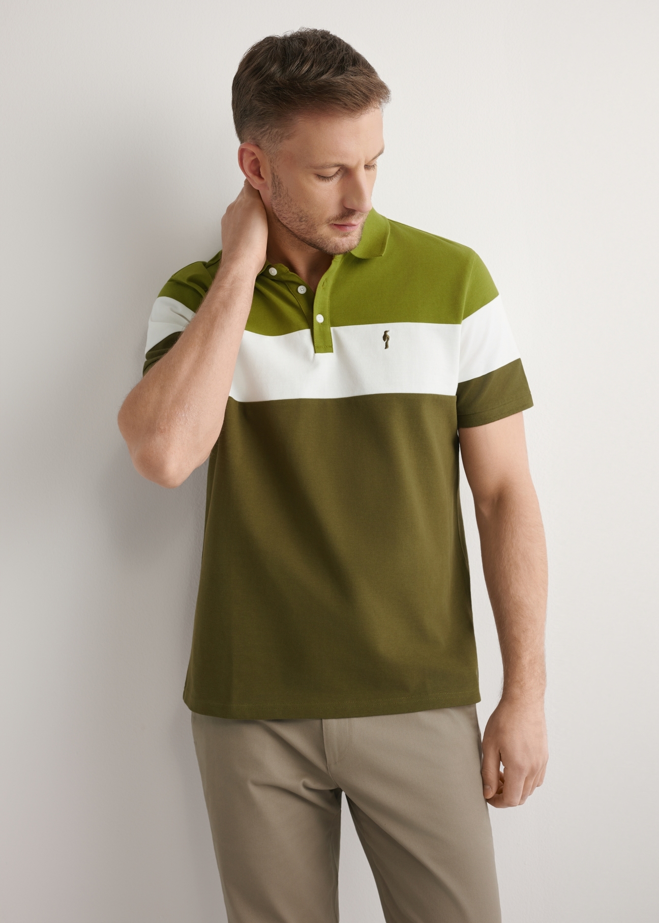 Zielona bawełniana koszulka polo męska POLMT-0087-8E(W26), widok produktu z przodu na modelu. Widoczna połowa sylwetki.