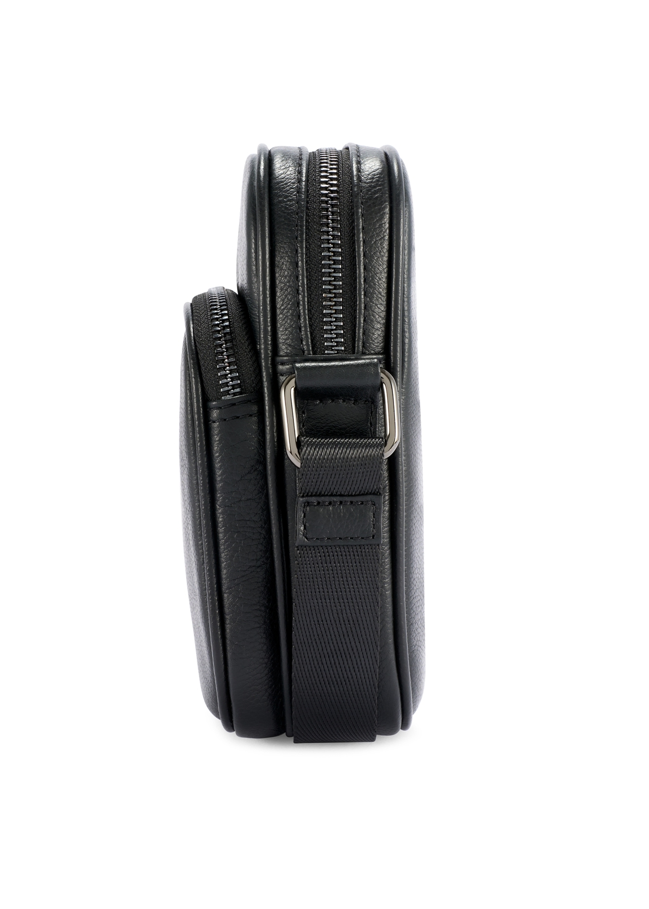 Czarna mała skórzana torba męska TORMS-0409R-9I(W26), widok produktu od pboku na białym tle.