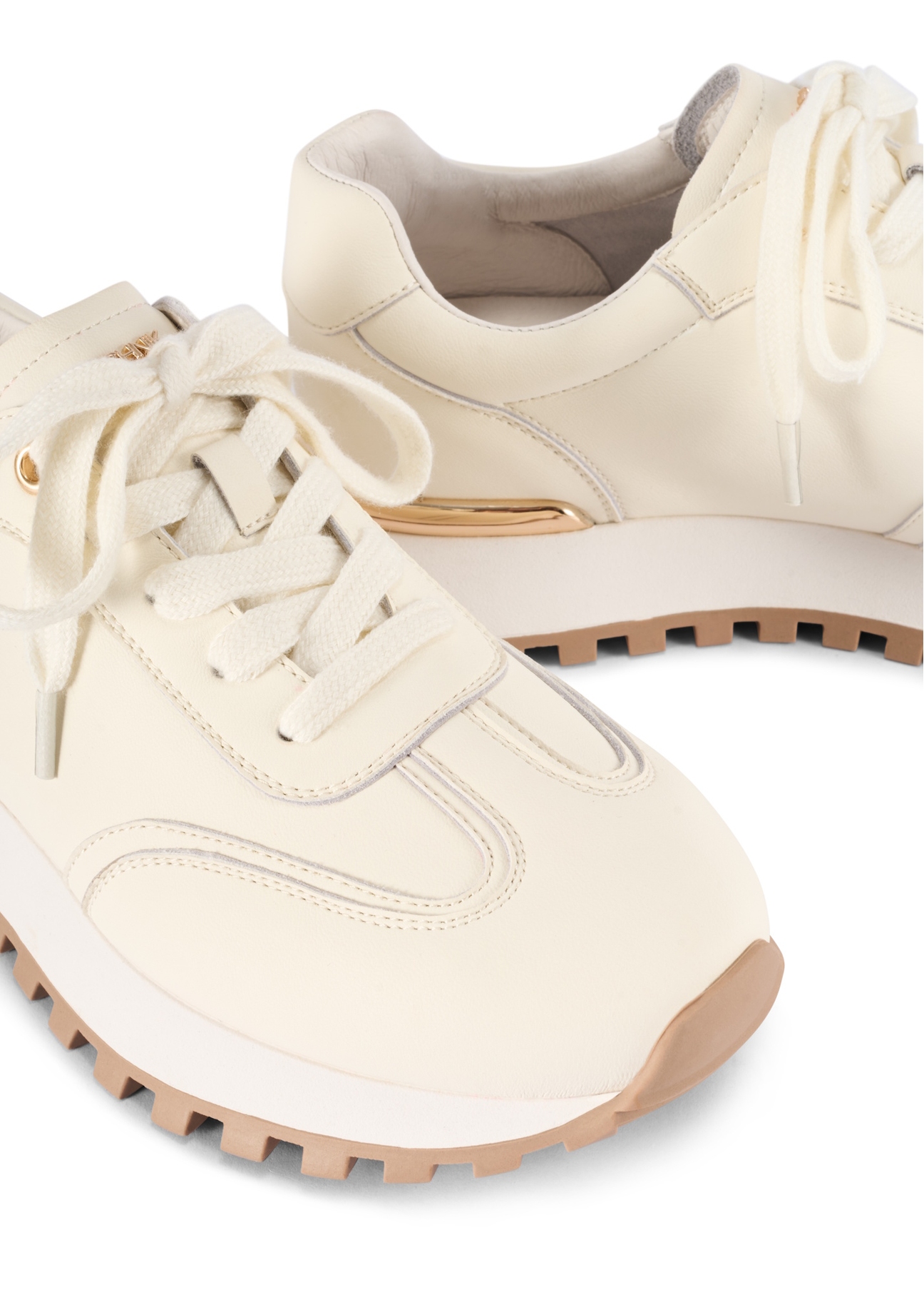 Skórzane sneakersy damskie w kolorze kremowym BUTYD-1270-0B(W26), zbliżenie na detal produktu na białym tle.