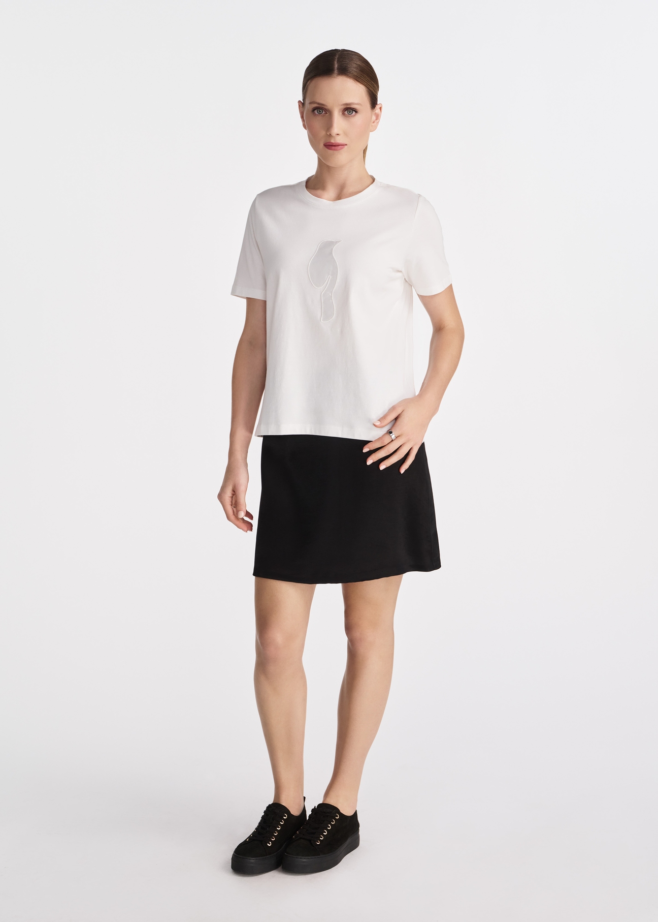 Kremowy T-shirt damski z logo TSHDT-0137-12(W25)-02