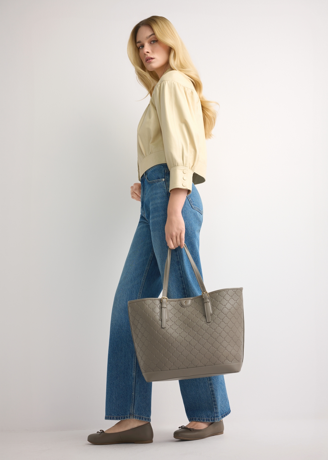 Jasnobrązowa torebka shopper z monogramem TOREC-1181-1K(W26)
