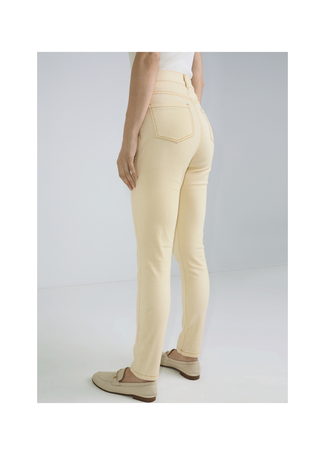 Kremowe spodnie jeansowe damskie JEADT-0005-11(W22)-03