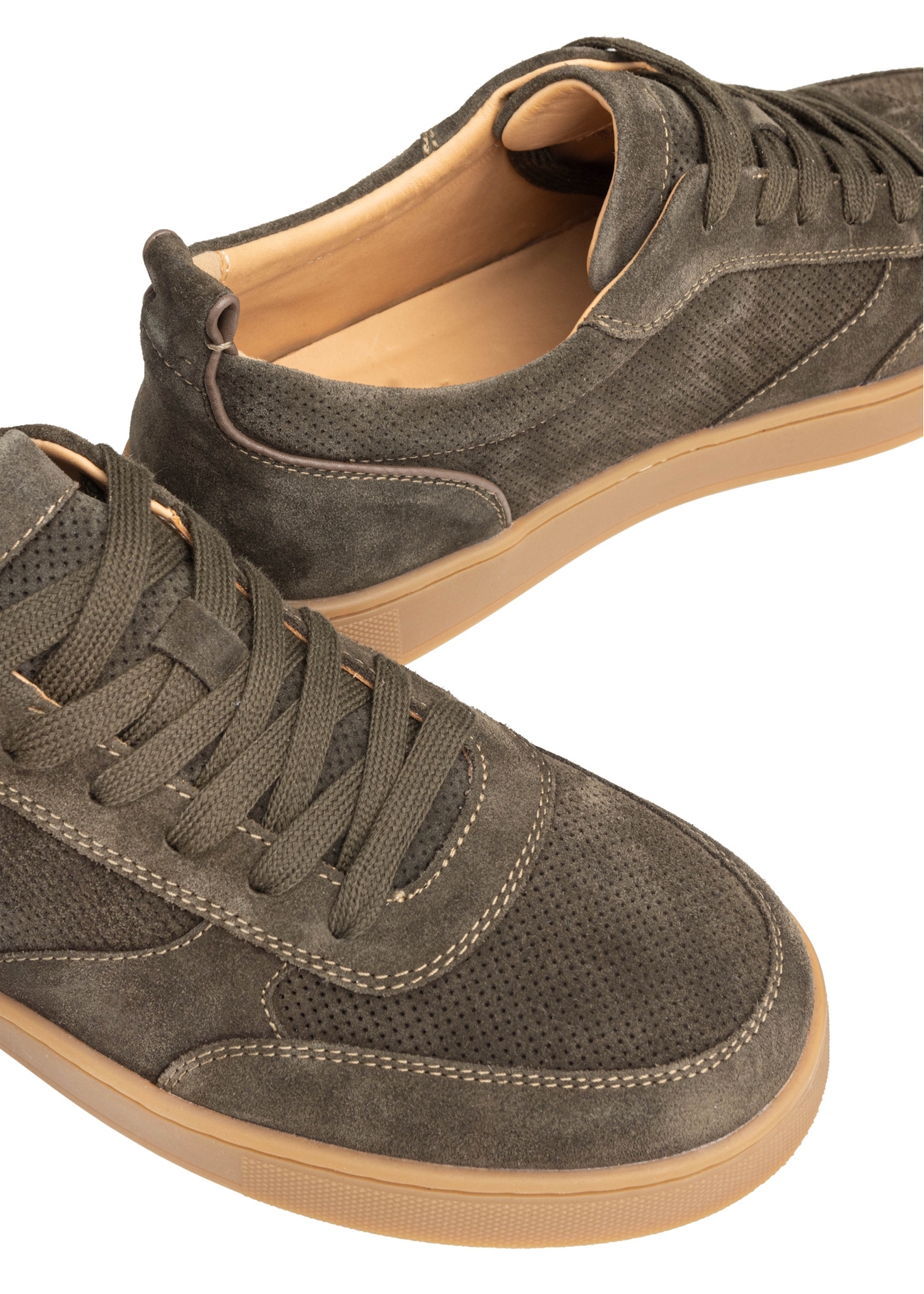 Skórzane buty sportowe w kolorze khaki BUTYM-0528-8D(W26), zbliżenie na detal produktu na białym tle.