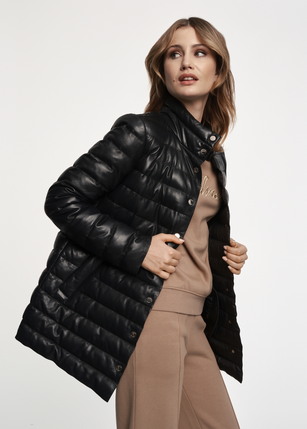 Czarna skórzana kurtka damska pikowana KURDS-0442-5480(Z23)-01