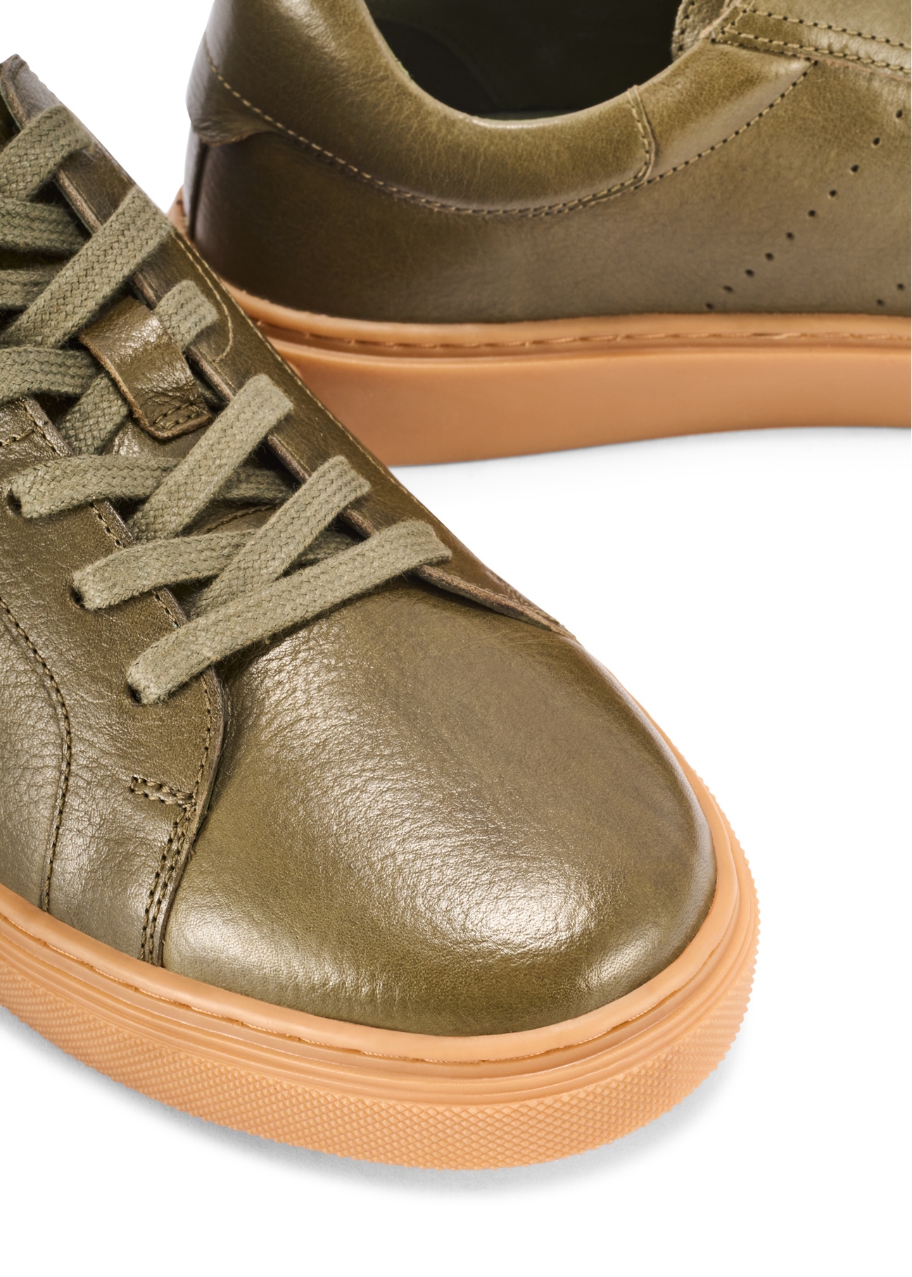 Skórzane sneakersy męskie khaki BUTYM-0486-8D(W26), zbliżenie na detal produktu na białym tle.