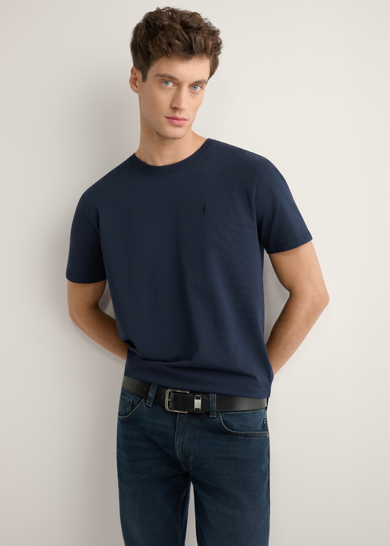 Granatowy T-shirt męski TSHMT-0120-7E(W26), widok produktu z przodu na modelu. Widoczna połowa sylwetki.