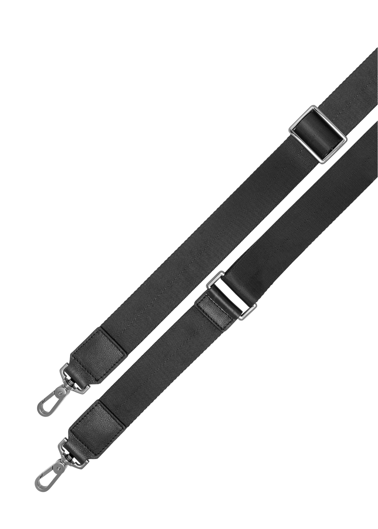 Czarna skórzana torba na laptopa TORMS-0494-99(W26) - zbliżenie na detal, na białym tle. 