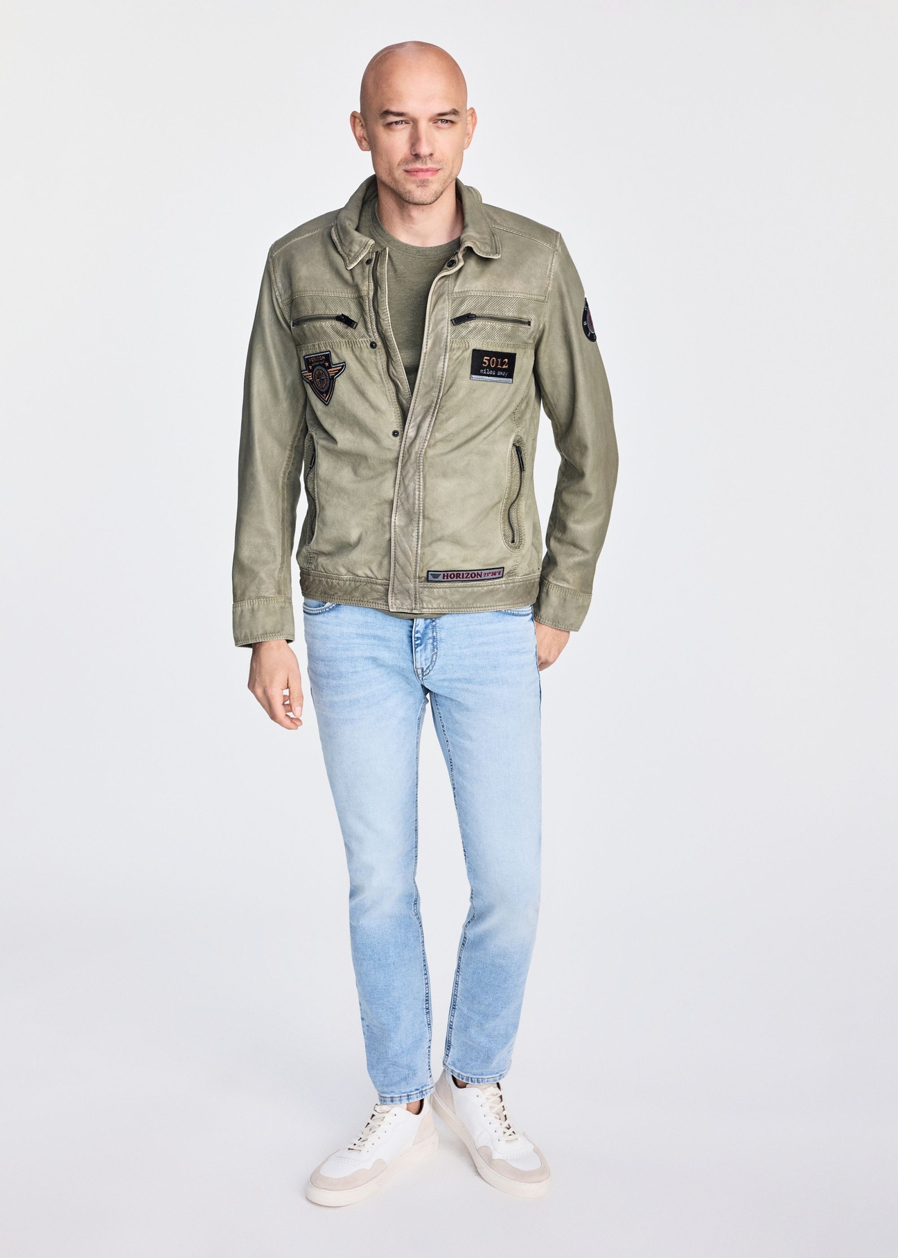 Kurtka męska przejściowa w kolorze khaki KURMS-0368-2844(W25)-01