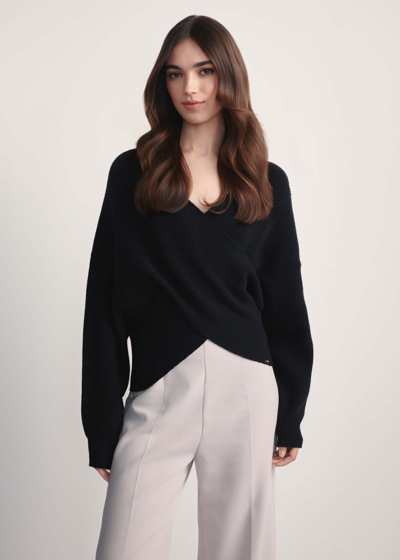 Czarny sweter damski z wiskozy SWEDT-0240-99(Z25), widok produktu z przodu na modelce. Widoczna połowa sylwetki.