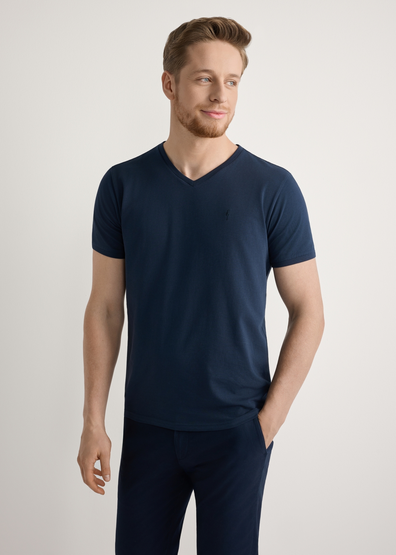 Granatowy bawełniany T-shirt męski TSHMT-0088-7E(W26), widok produktu od przodu na modelu, widoczna połowa sylwetki.