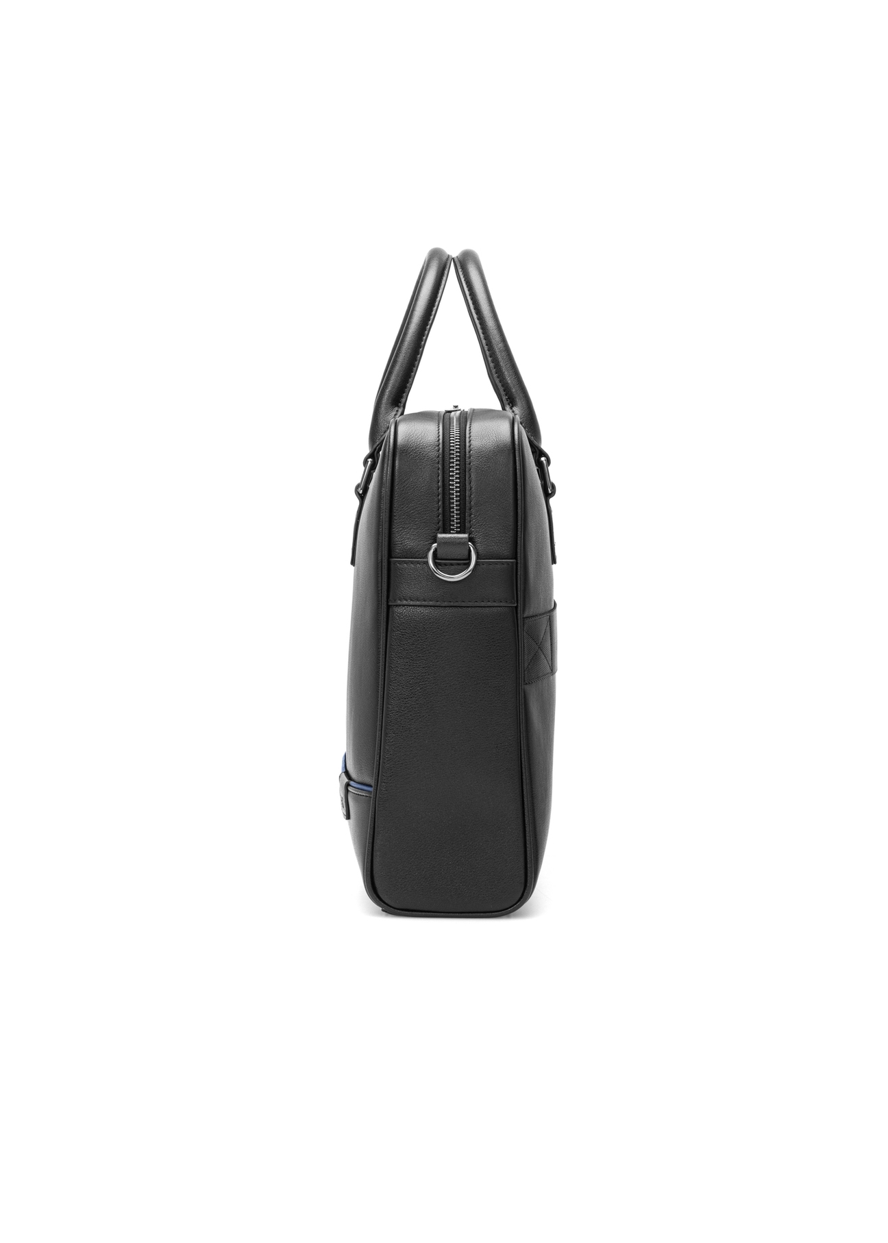 Czarna skórzana torba na laptopa TORMS-0494-99(W26) - widok produktu z boku, na białym tle. 