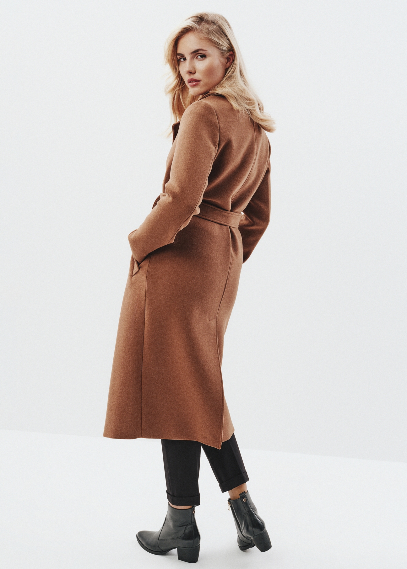 Długi płaszcz damski w kolorze camel PLADT-0048-24(Z23)-03