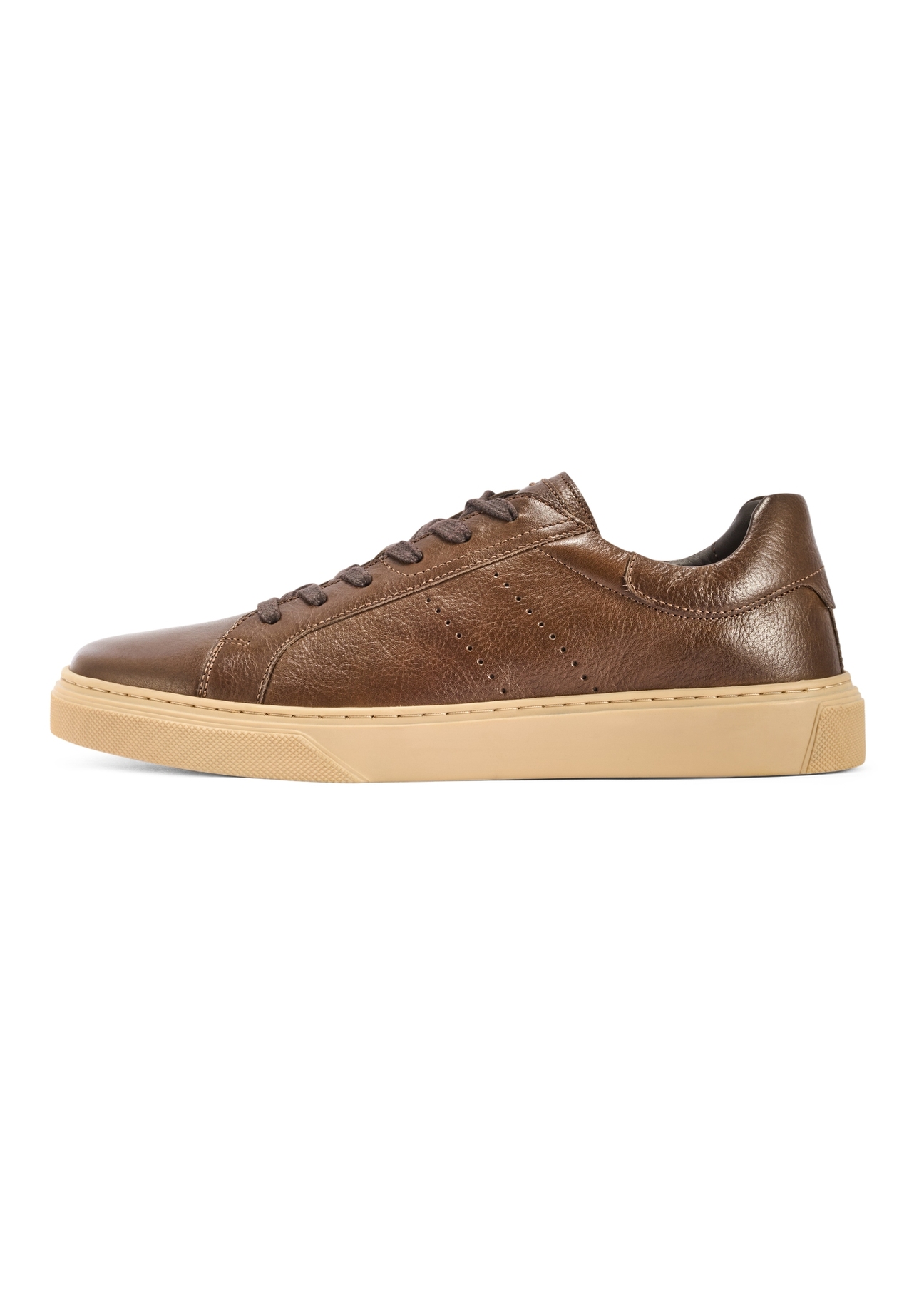 Ciemnobrązowe skórzane sneakersy męskie BUTYM-0486-1I(W26) - widok produktu z boku, na białym tle. 