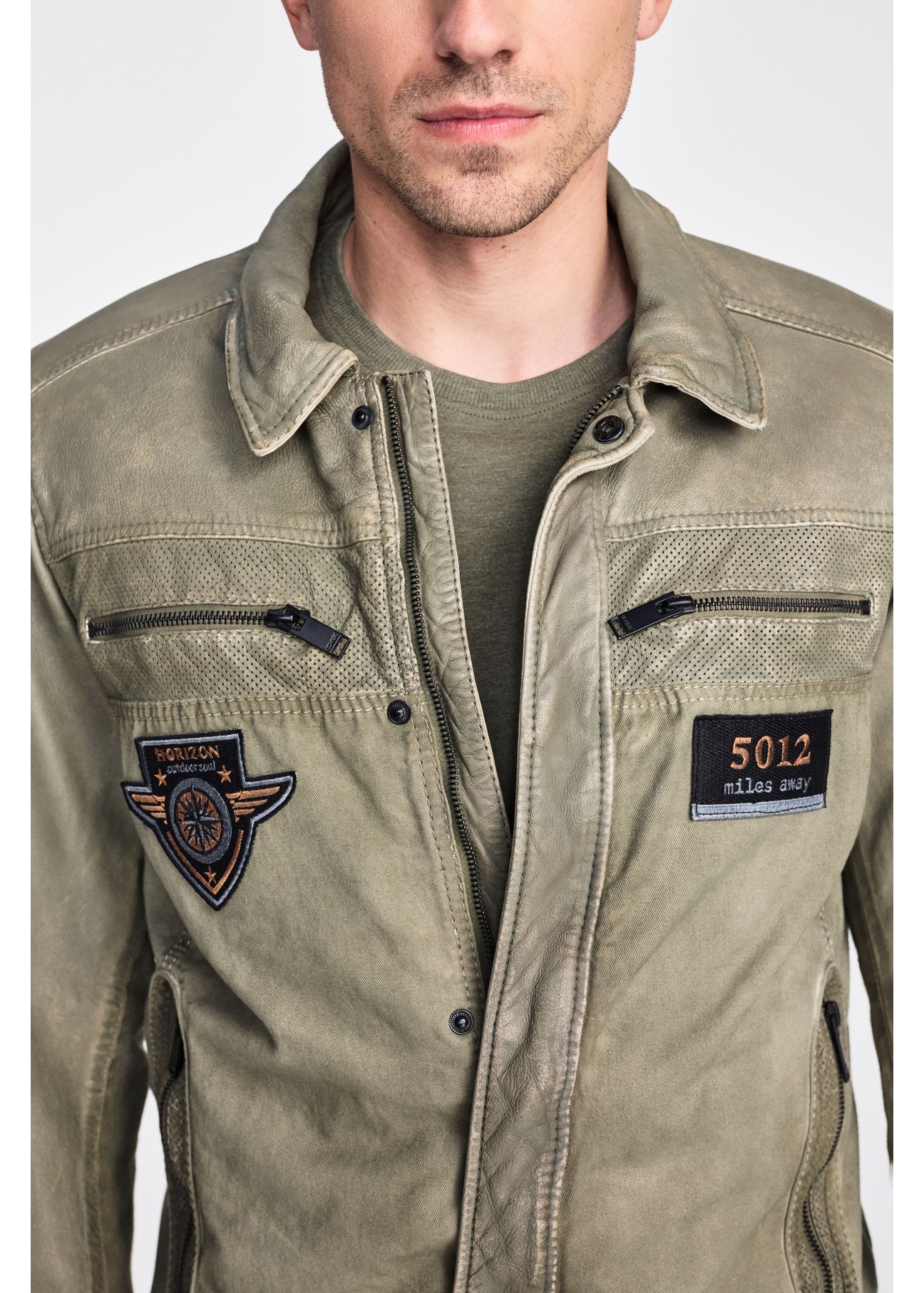 Kurtka męska przejściowa w kolorze khaki KURMS-0368-2844(W25)-03