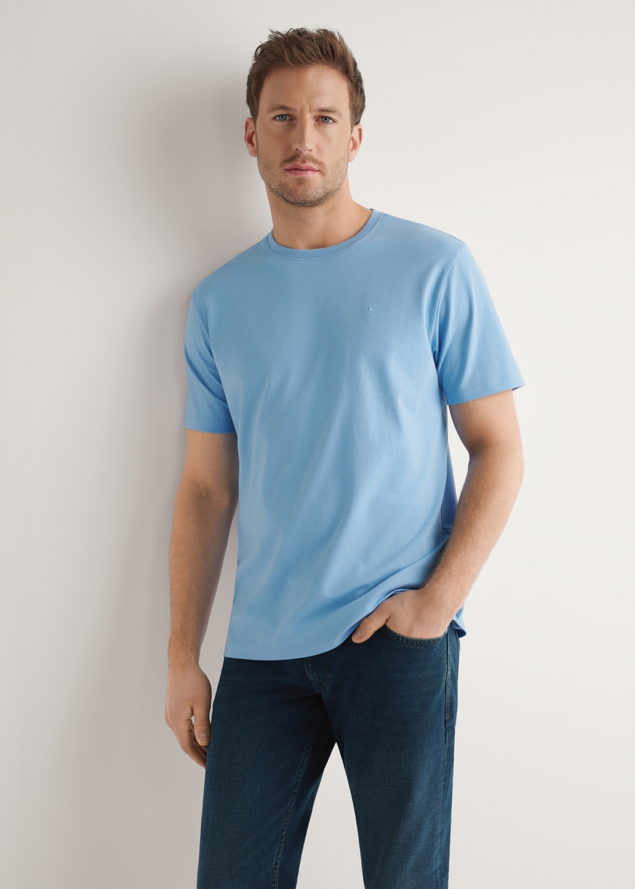 Niebieski T-shirt męski TSHMT-0120-7B(W26), widok produktu z przodu na modelu. Widoczna połowa sylwetki.