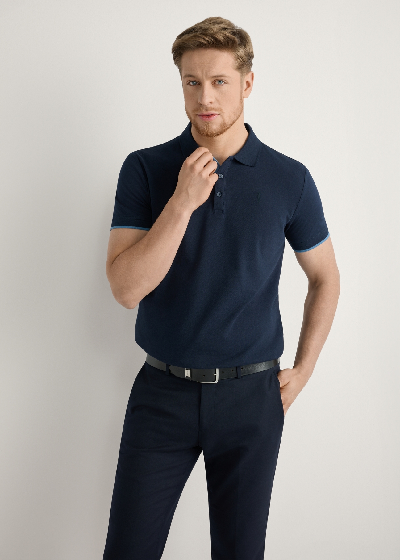 Granatowa koszulka polo z bawełny POLMT-0045B-7E(W26), widok produktu z przodu na modelu. Widoczna połowa sylwetki.