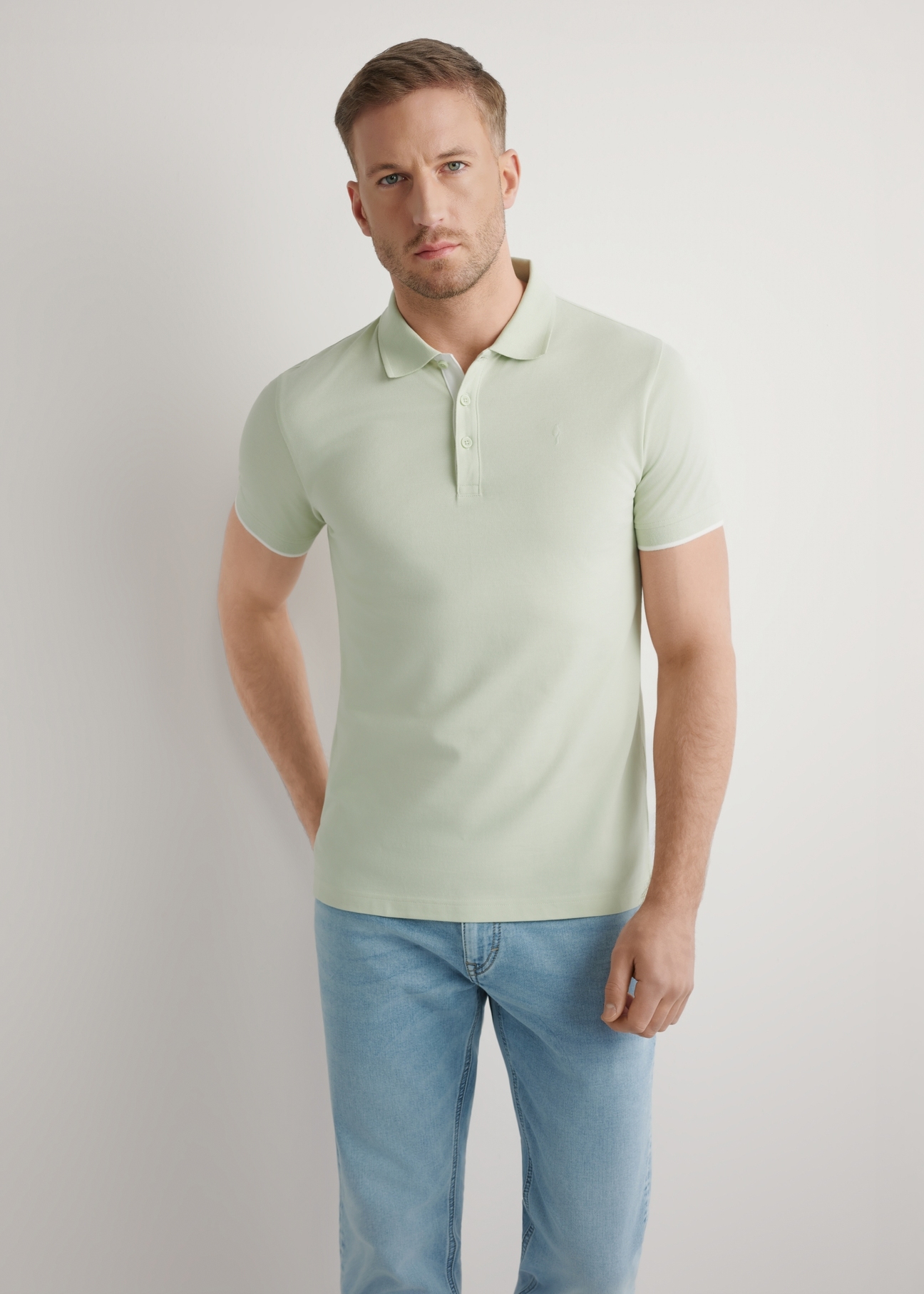 Szałwiowa koszulka polo z bawełny POLMT-0045B-8F(W26), widok produktu z przodu na modelu. Widoczna połowa sylwetki.