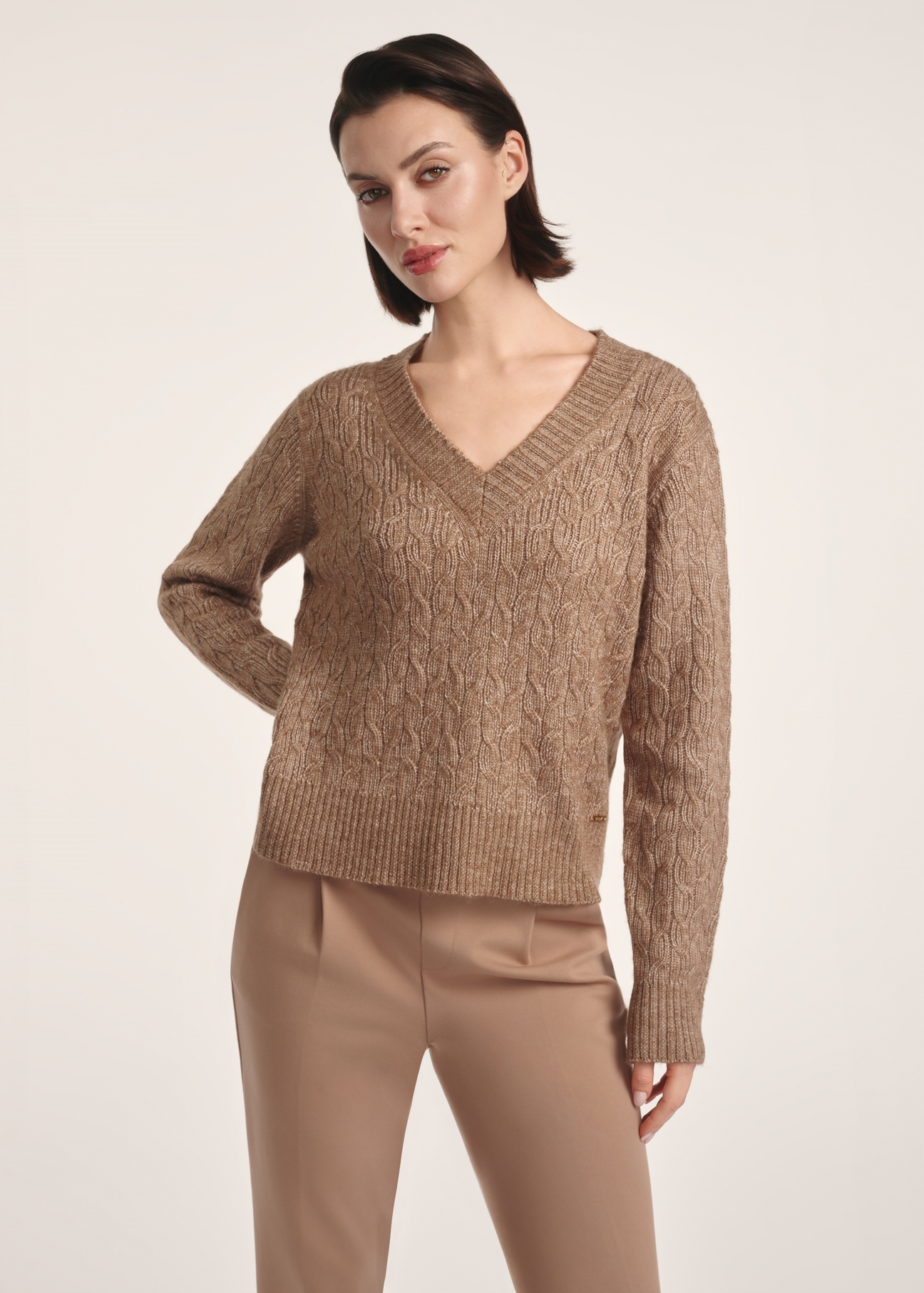 Sweter damski w kolorze brązowym SWEDT-0237-84(Z25), widok produktu z przodu na modelce. Widoczna połowa sylwetki.