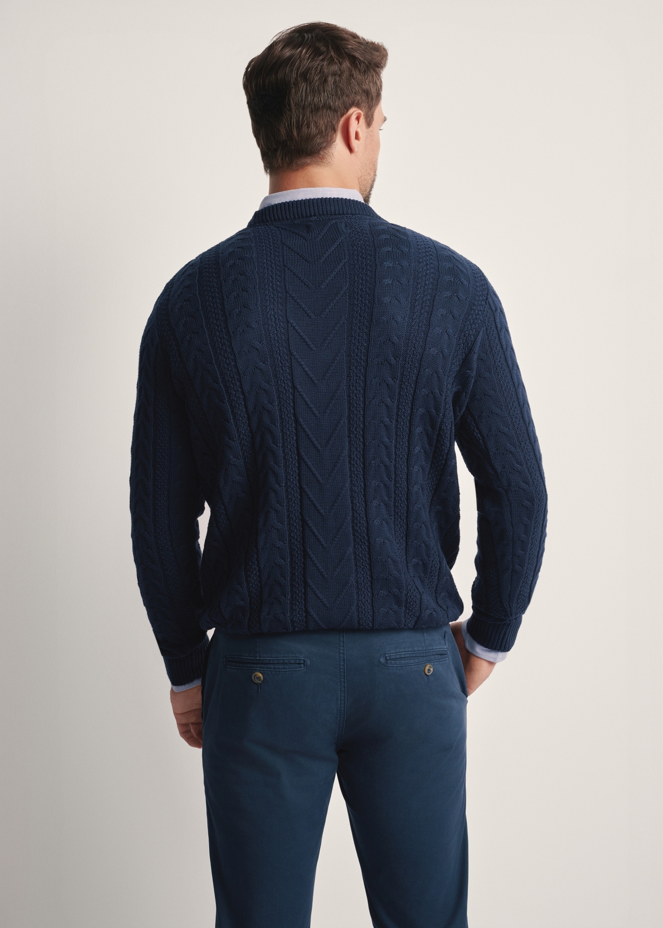 Granatowy sweter męski SWEMT-0179-68(Z25), widok produktu z tyłu na modelu. Widoczna połowa sylwetki.